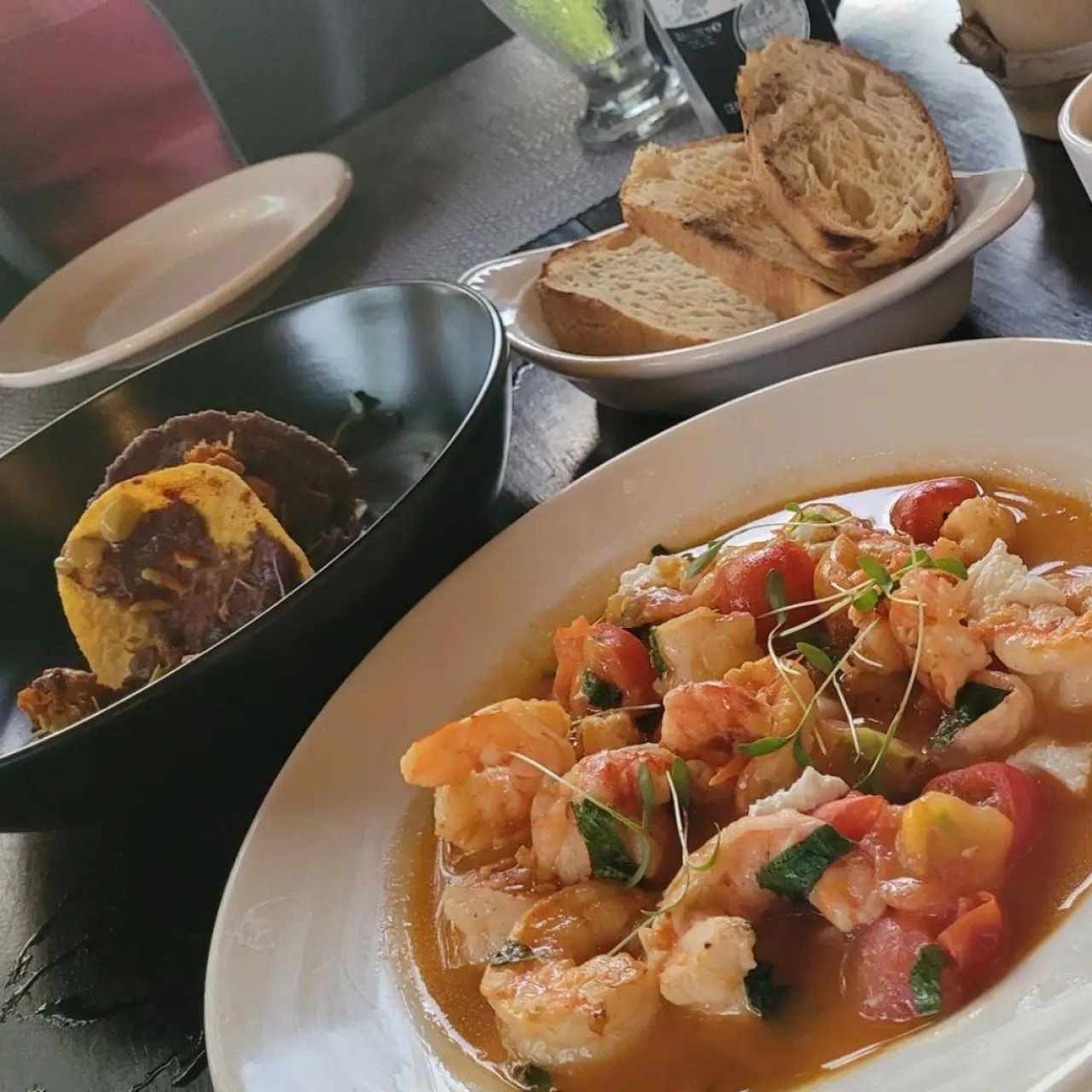 Baja camarones y torre tostada