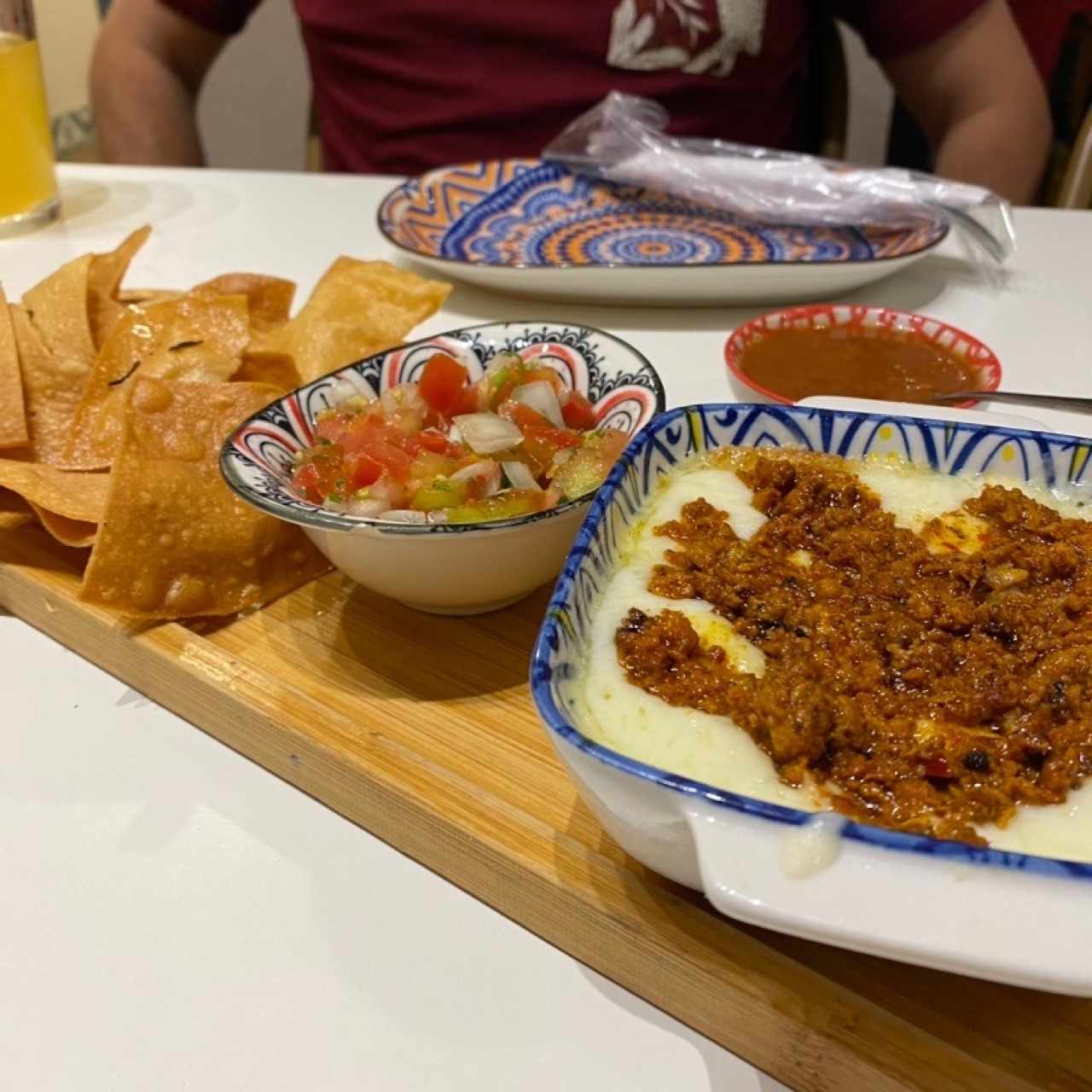 Queso fundido con chorizo