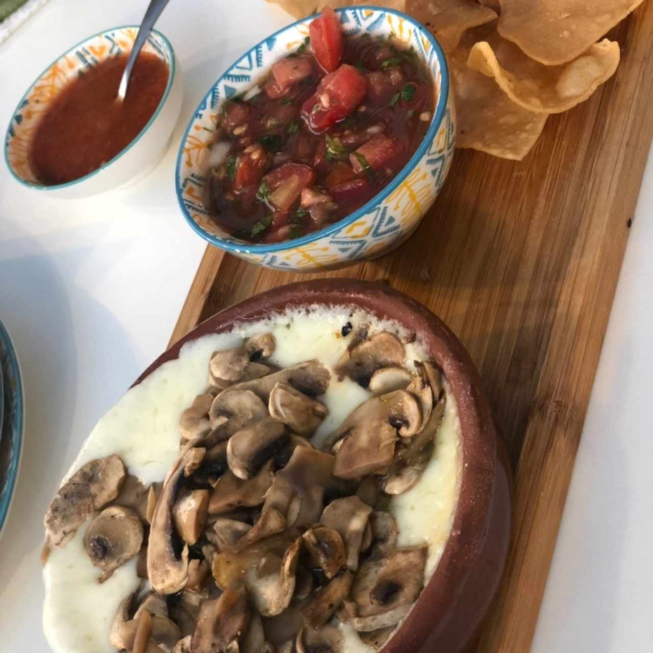 Queso Fundido con Champiñones