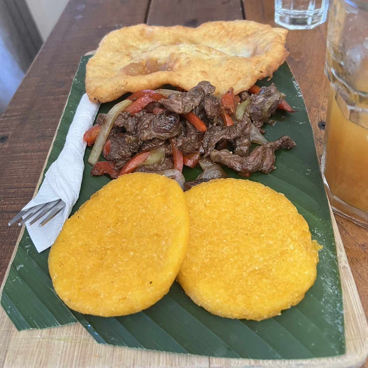 Bistec picado con tortillas y hojaldre