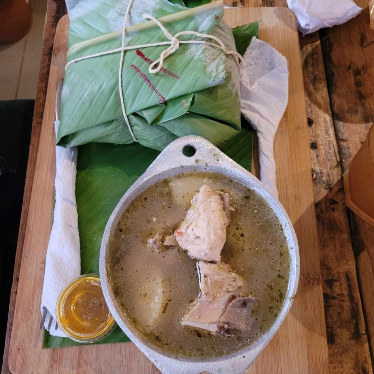 Mono con pollo ahumado + chicha de limón y raspadura + salsita + sancocho