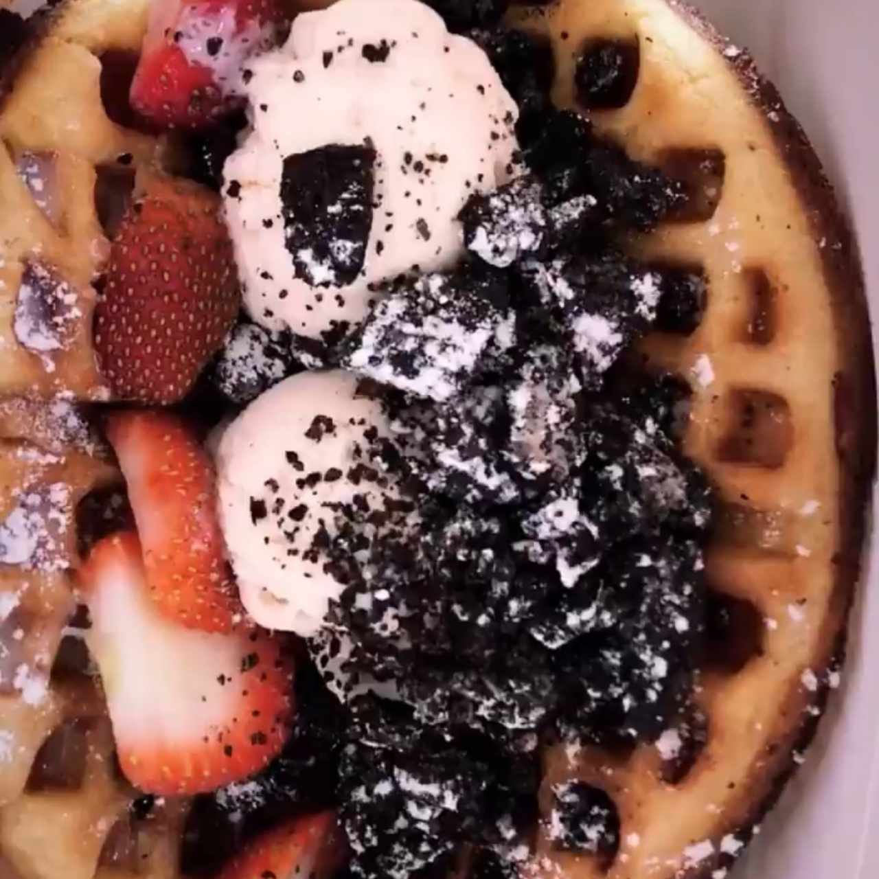 Waffles con helado de Vainilla, oreo y fresas 