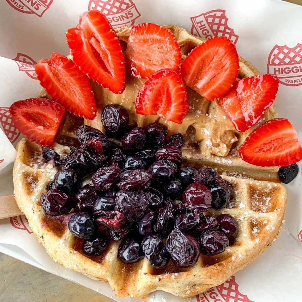 Waffle con peanut butter y frutas