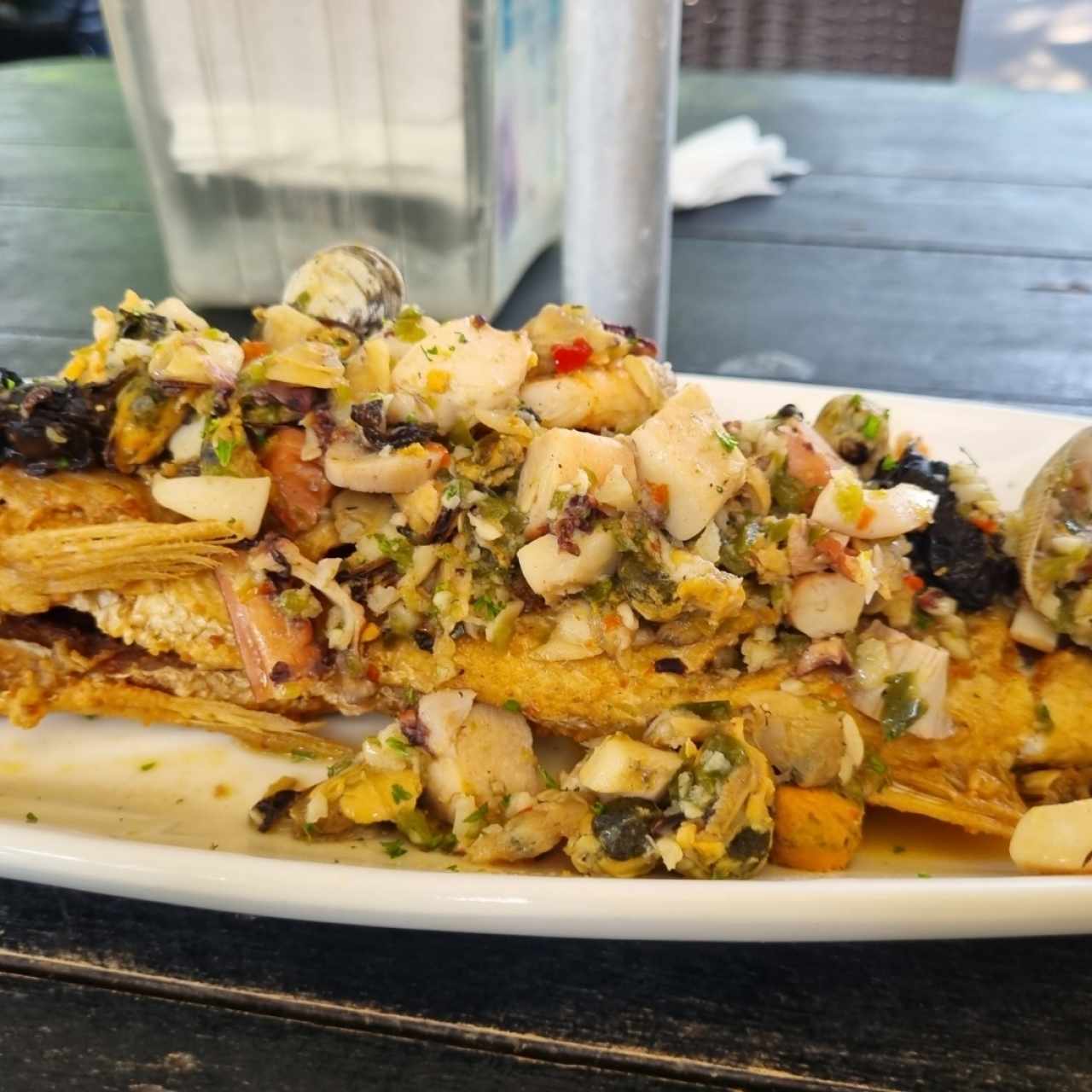 Pescado frito con picada de mariscos