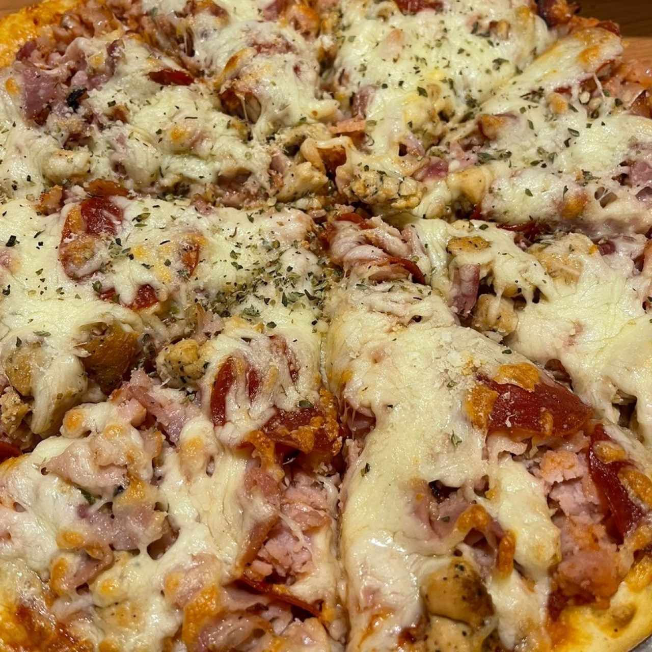 Pizza de jamon, pepperoni y tocino