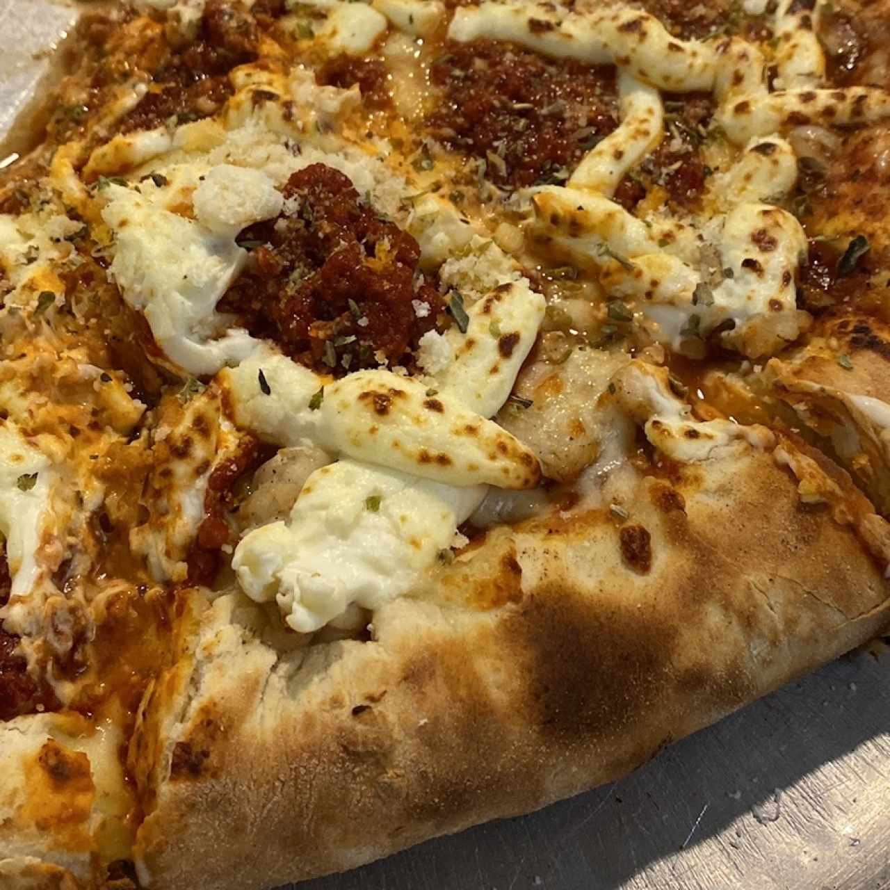 No recuerdo el nombre de esta pizza pero sé que tenía queso crema, estaba DELICIOSA y la pedimos con bordes rellenos y espectacular!