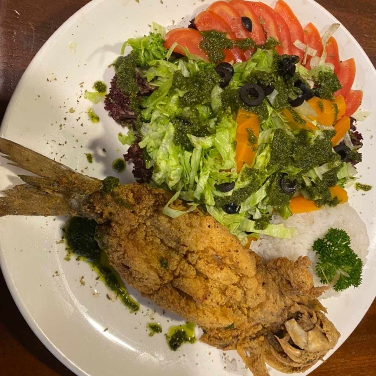 “Pescado con arroz y ensalada”