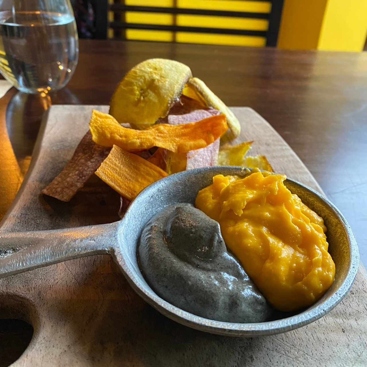 Chips de plátano, otoe y camote con dip de pixbae y berenjena ahumada