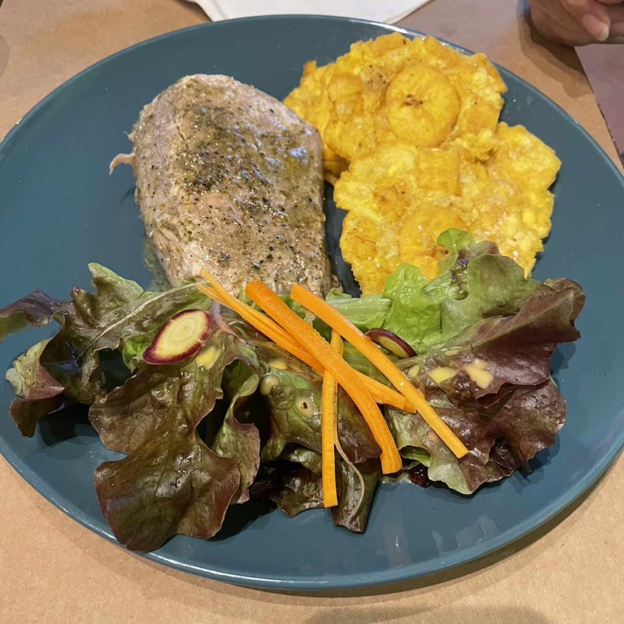 FILETE DE ATÚN A LEÑA (En salsa de lemongrass, acompañado de patacones y ensalada de la casa)