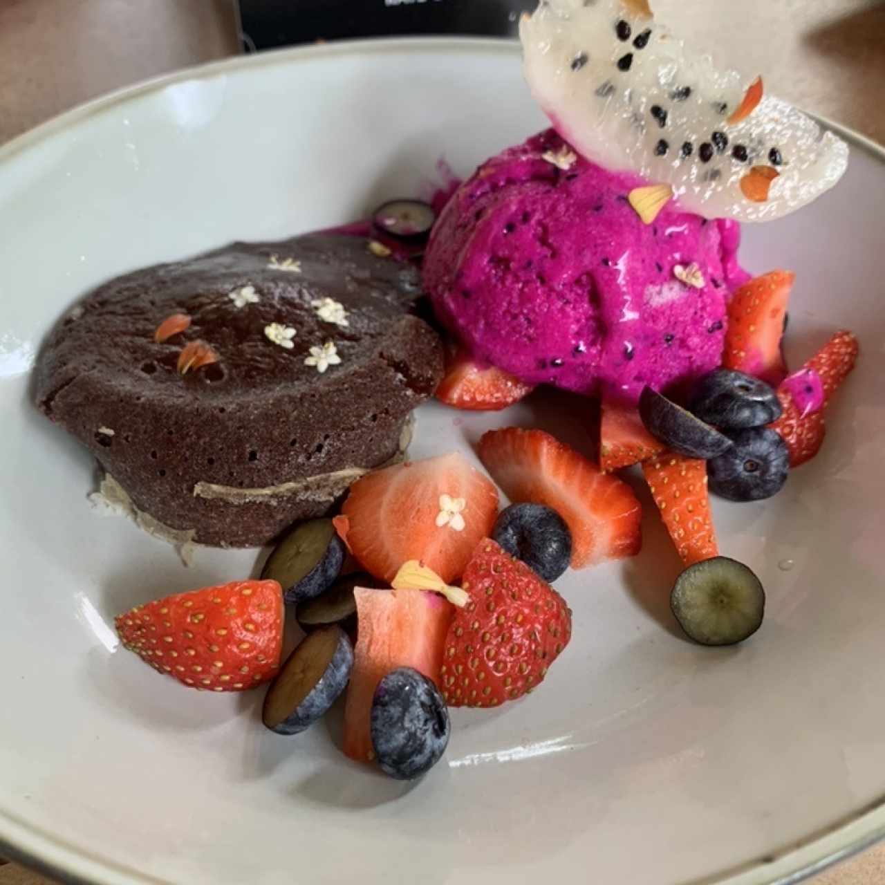 Fondant de chocolate con helado de pitaya