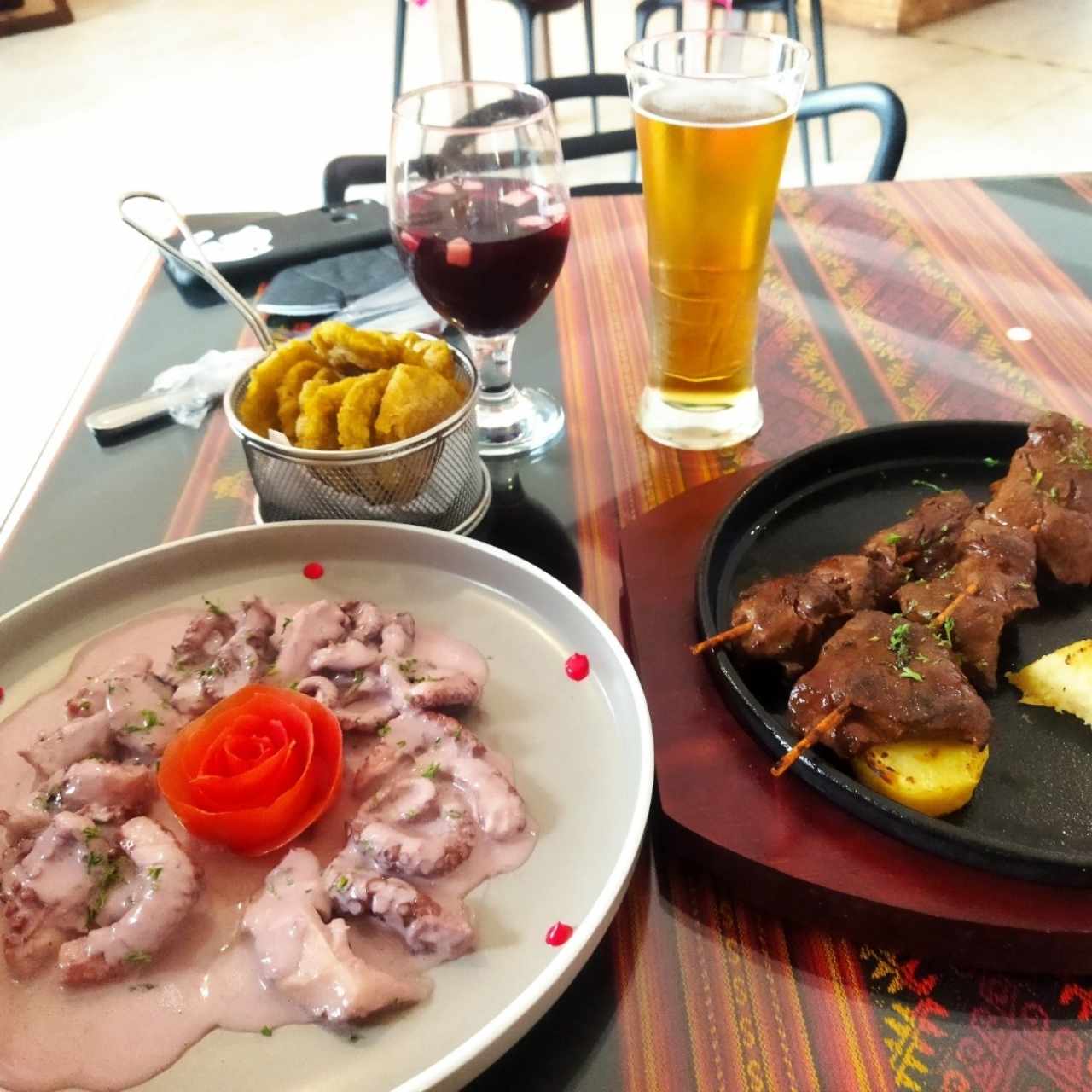 pulpo al olivo, patacones y anticuchos