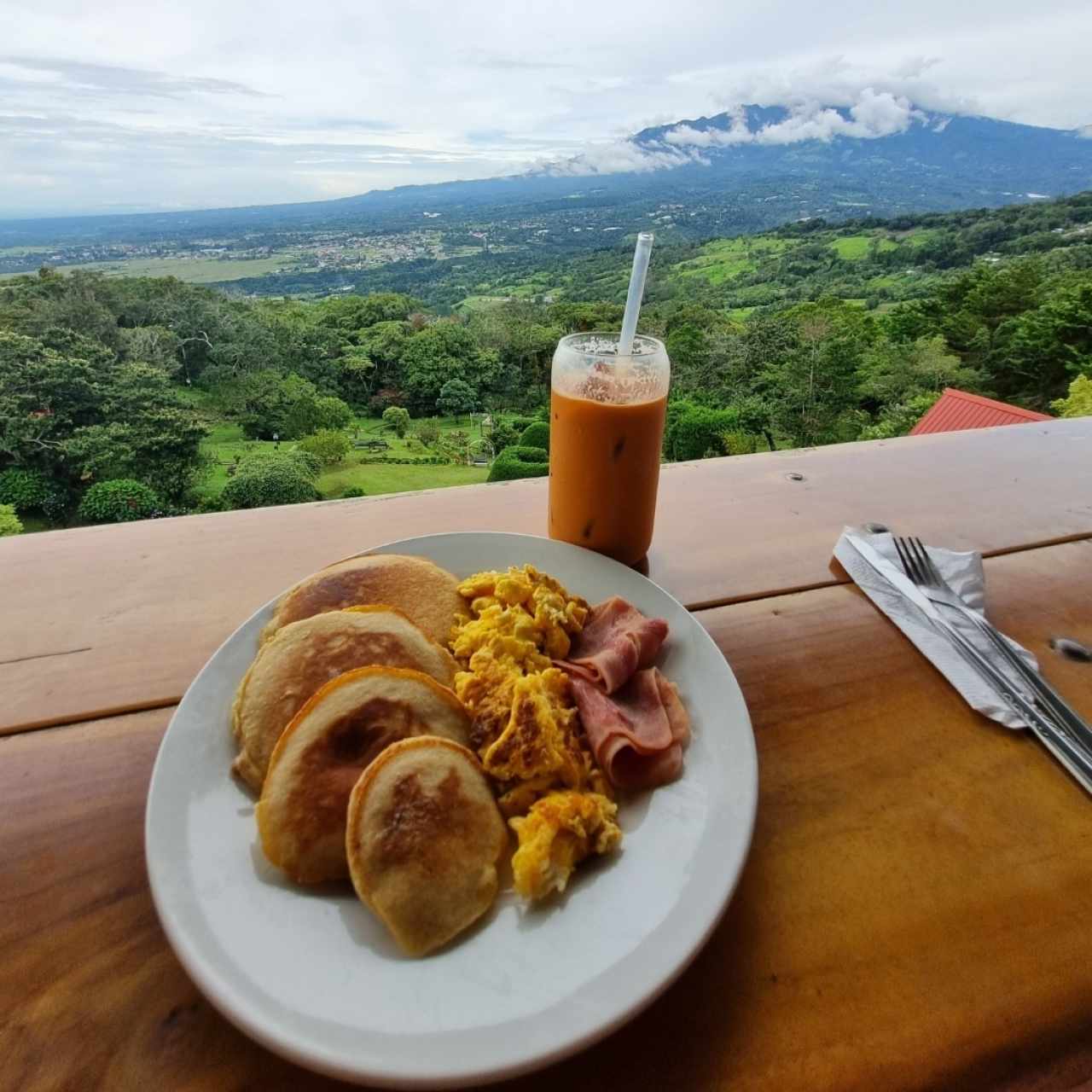 pancakes con huevo revuelto y bacon