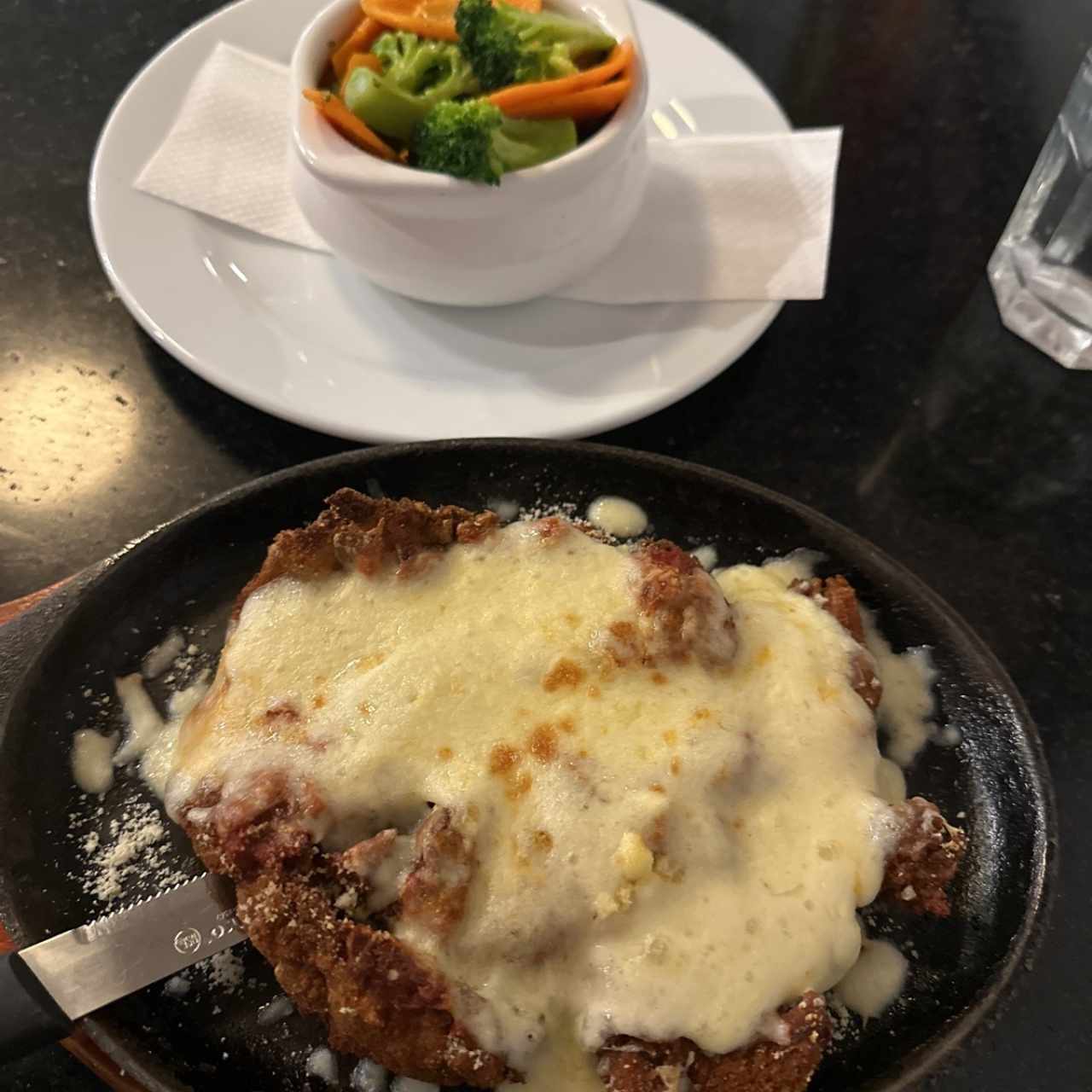 Milanesa de res con vegetales salteados