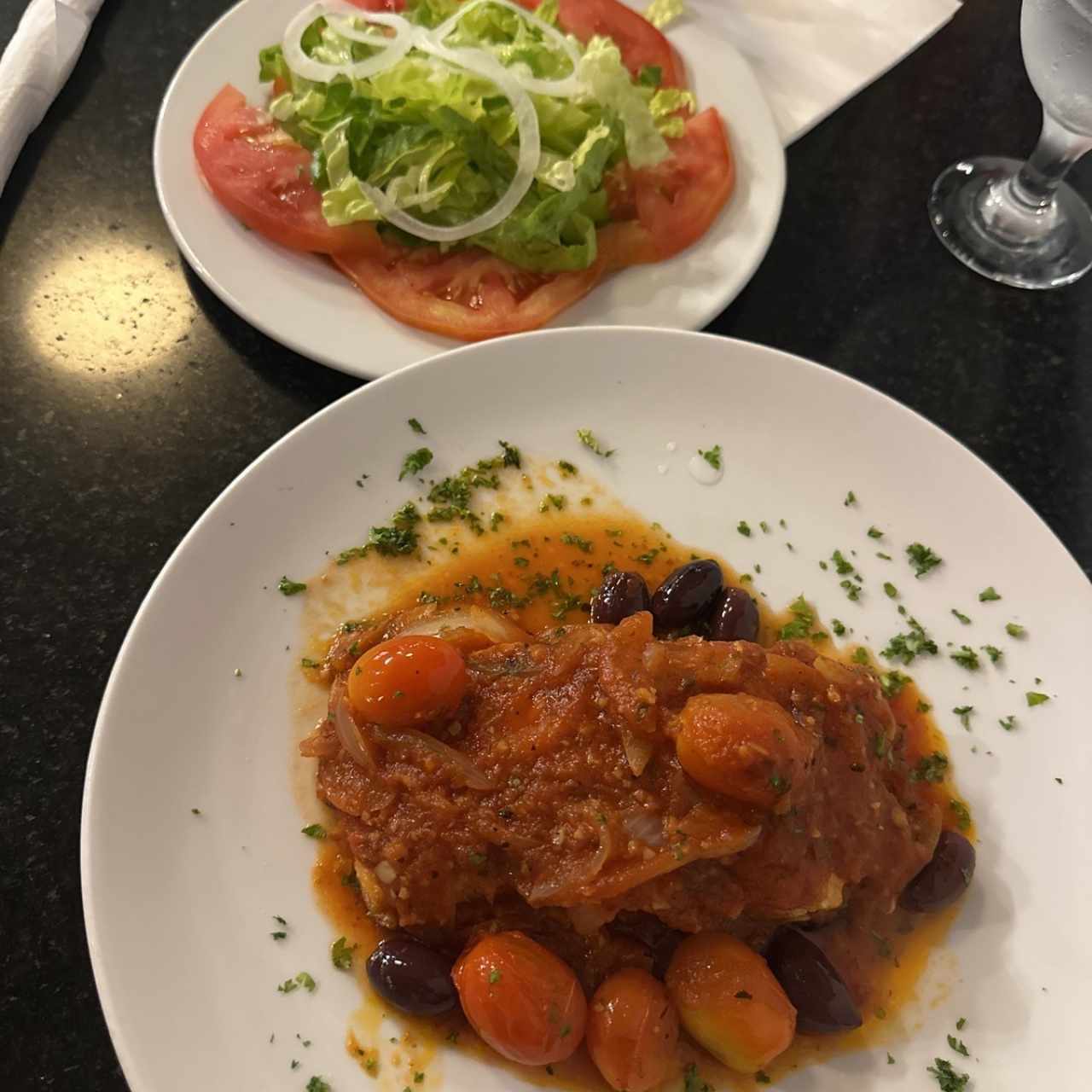 Salmon a la mediterránea con ensalada verde 