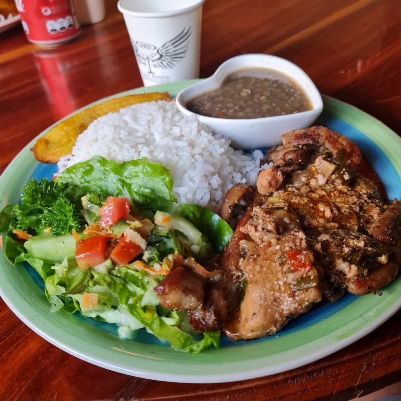 arroz con lentejas, puerco asado y ensalada