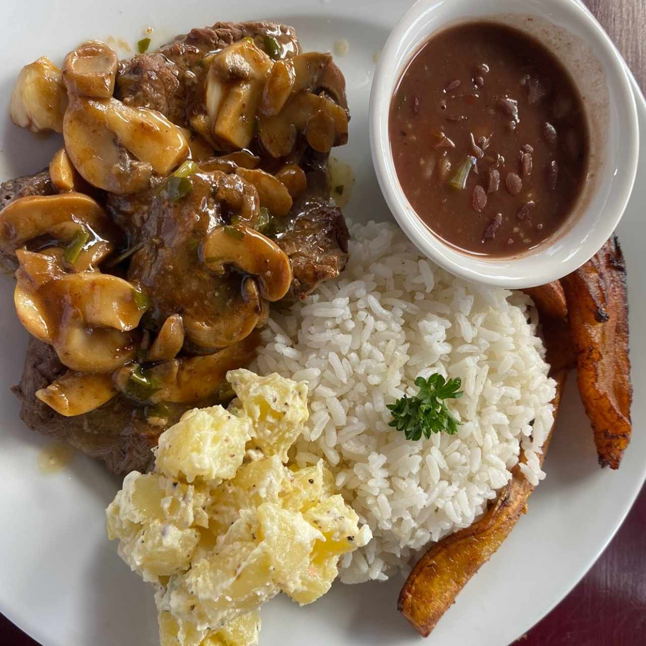 Almuerzo con filete de res en salsa de hongos 😋