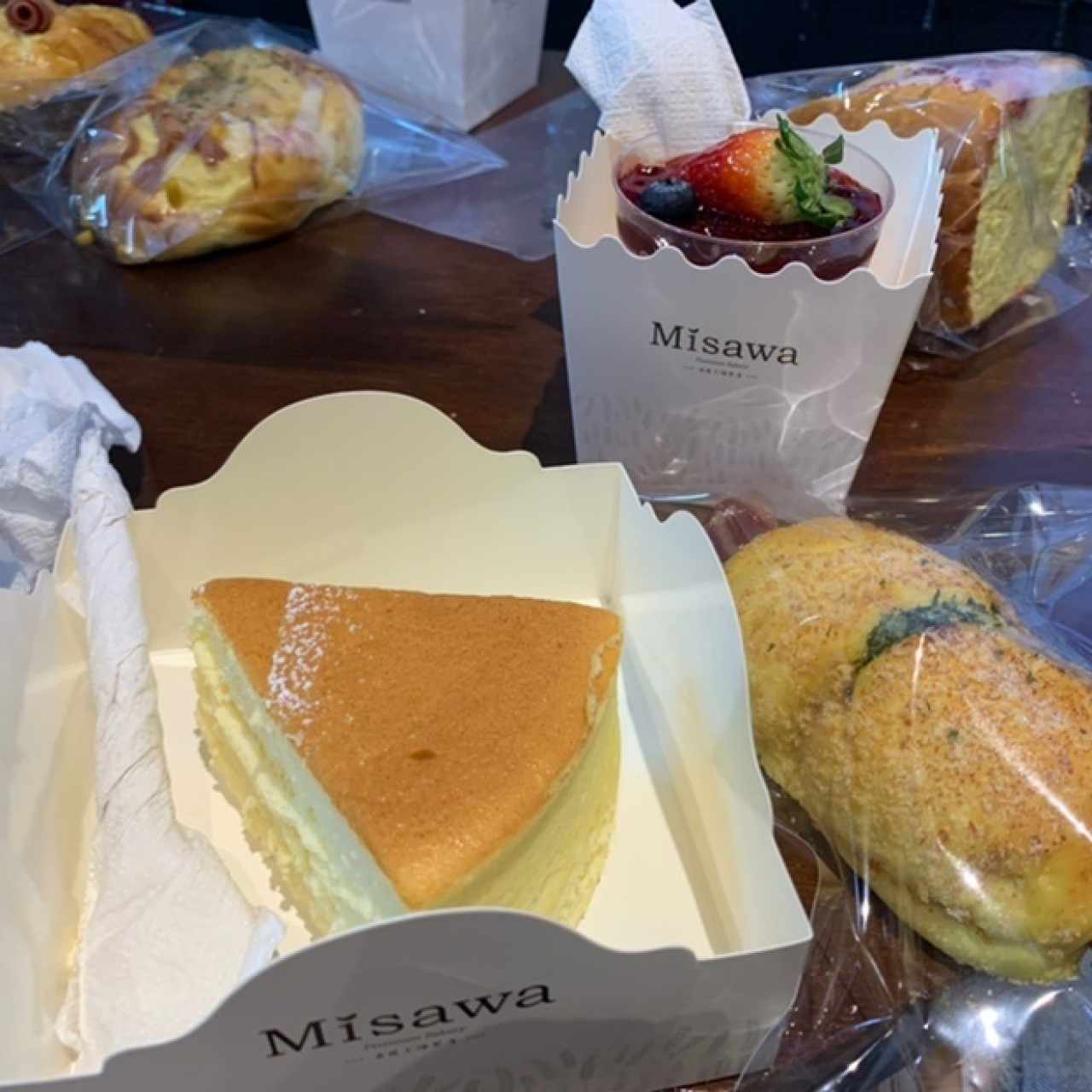 Panes varios, cheesecake japonés y postre de fresa