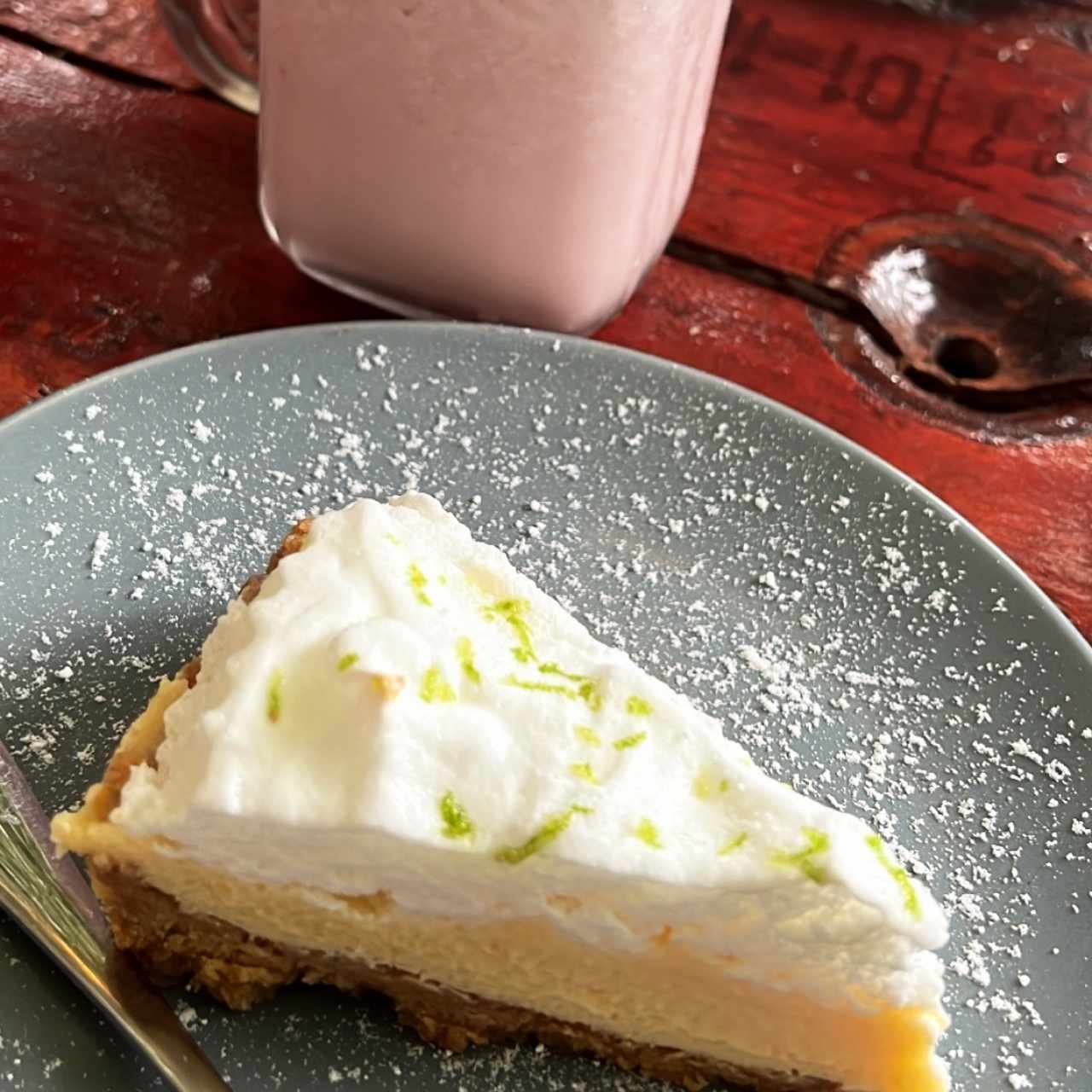 Pie de limon y batido de fresa