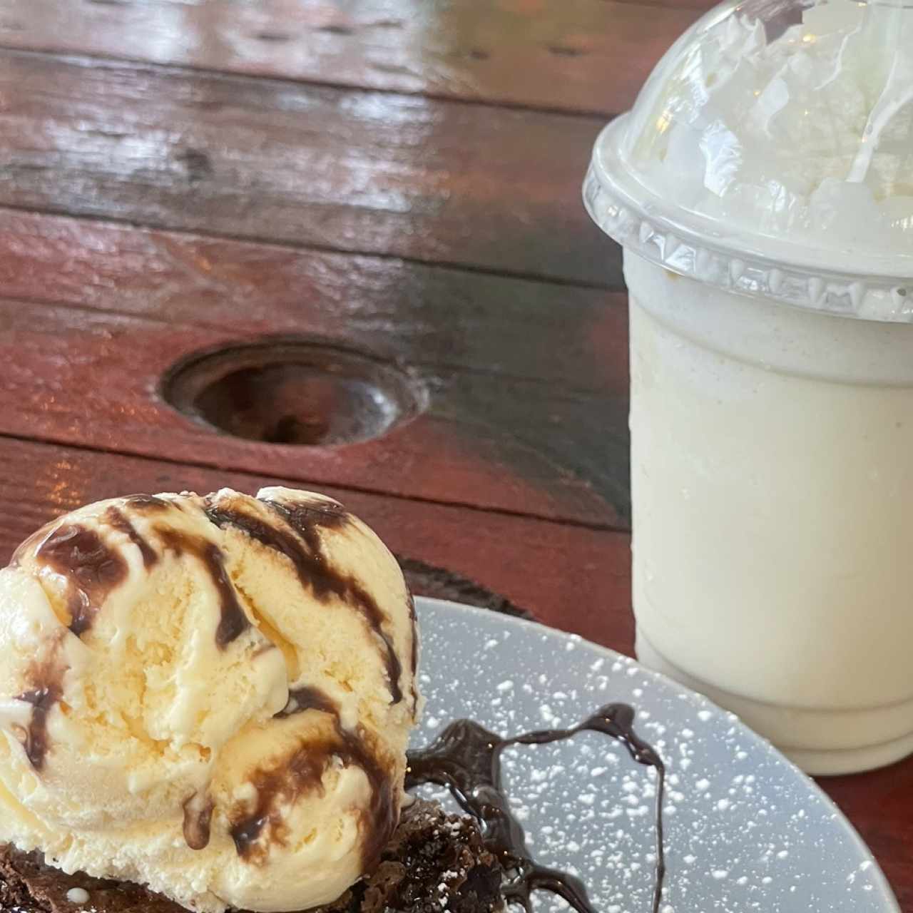 Malteada y brownie con helado 