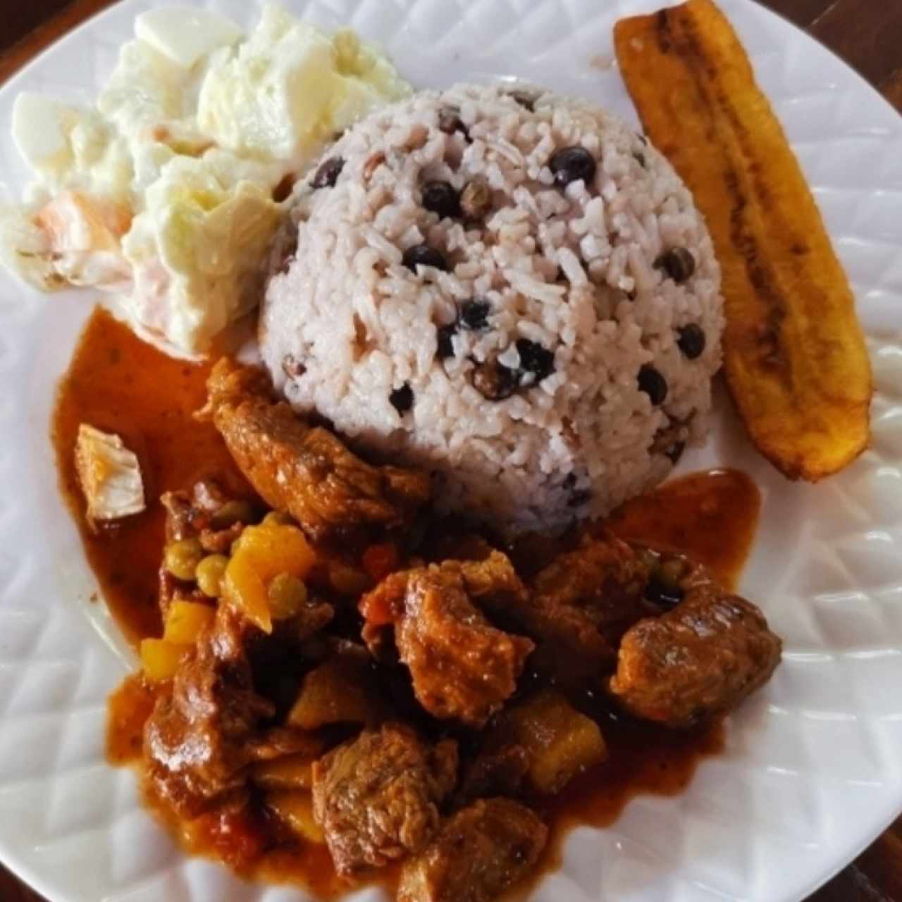 Carne/Arroz con guandu/Ensalada Chayote