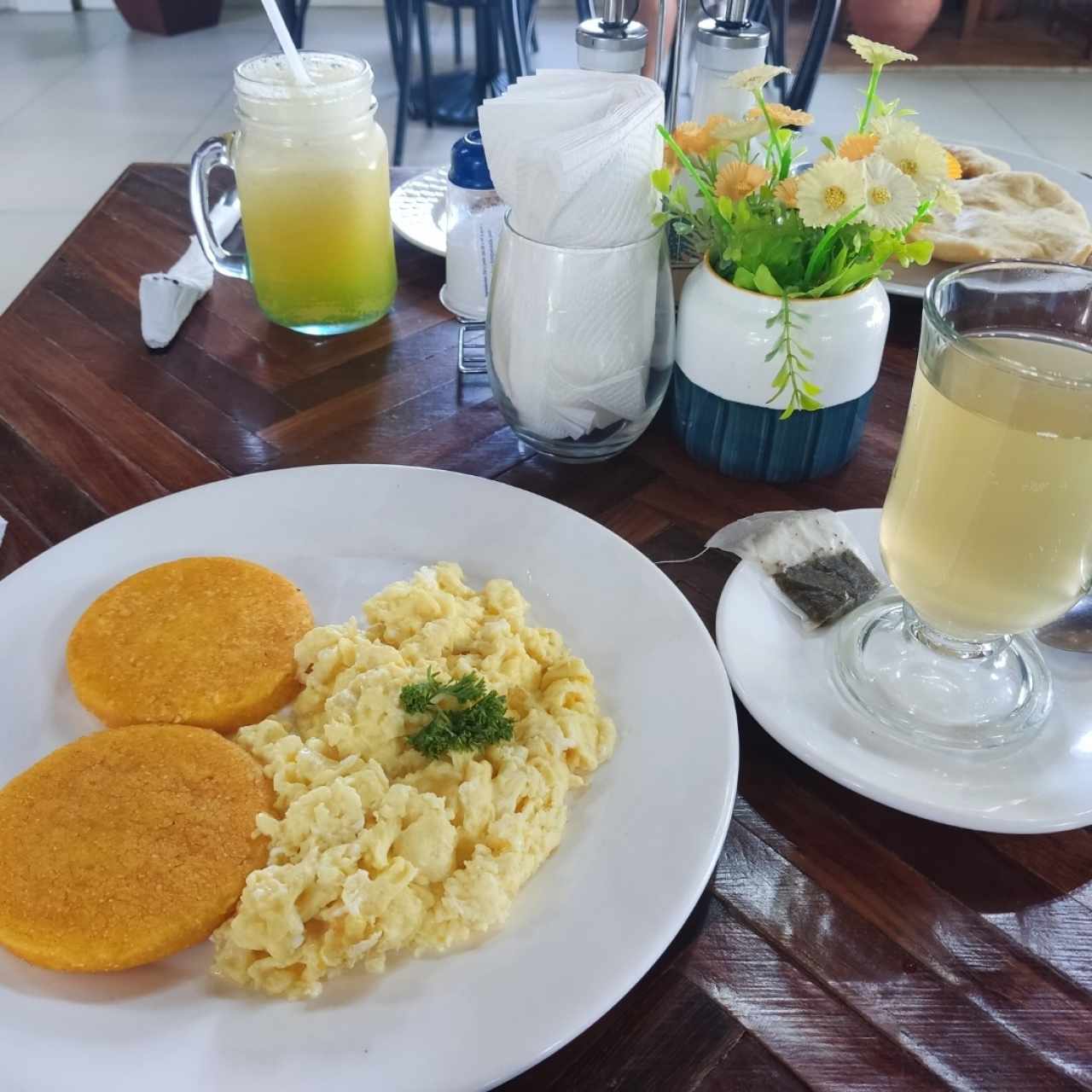 Huevos revueltos, tortilla y té verde