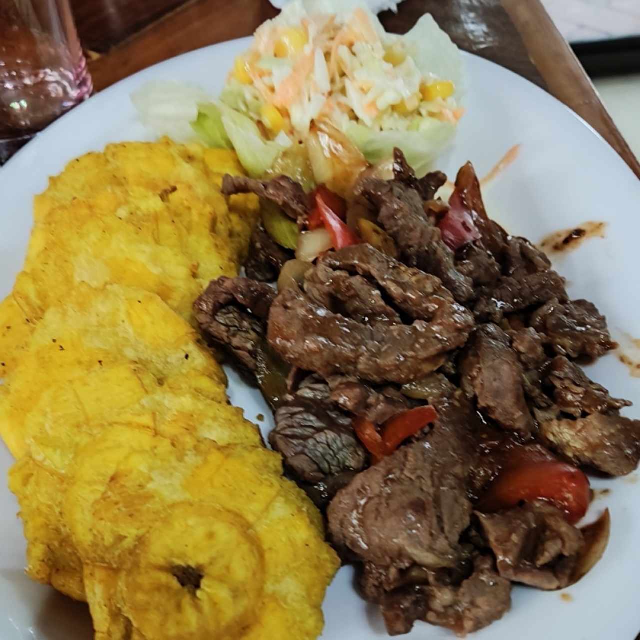 Bistec picado con patacones