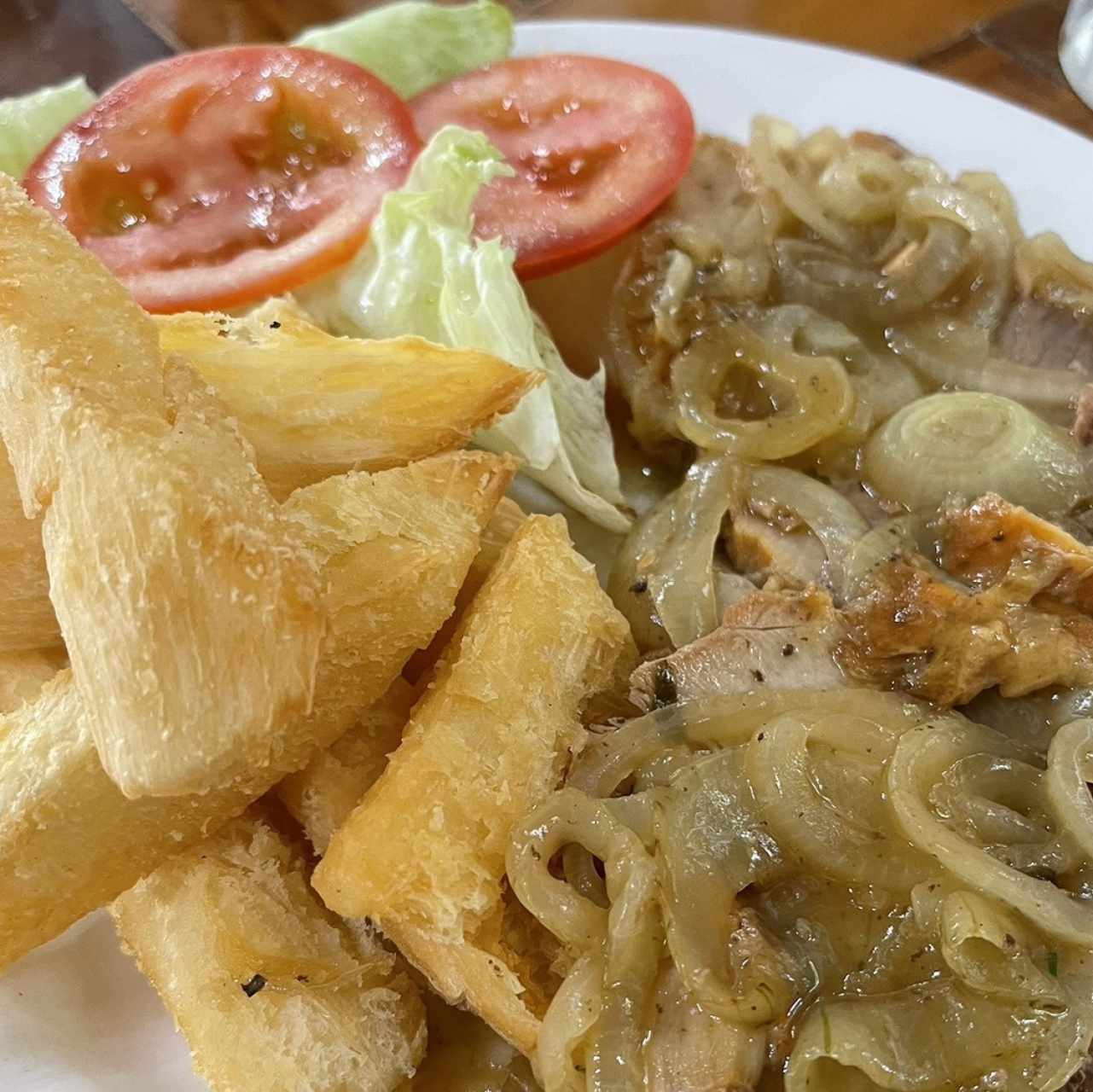 Pernil encebollado y yuca