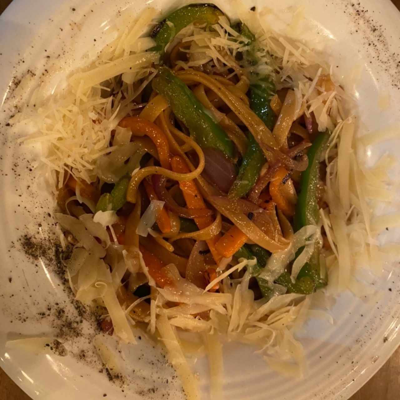 Pasta con vegetales salteados