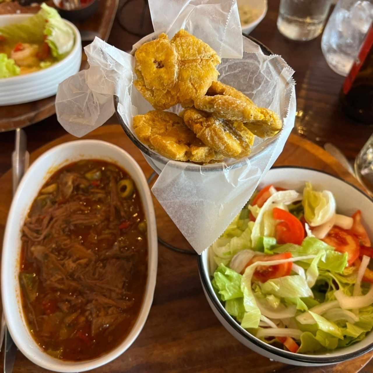 Ropa vieja con patacones y ensalda