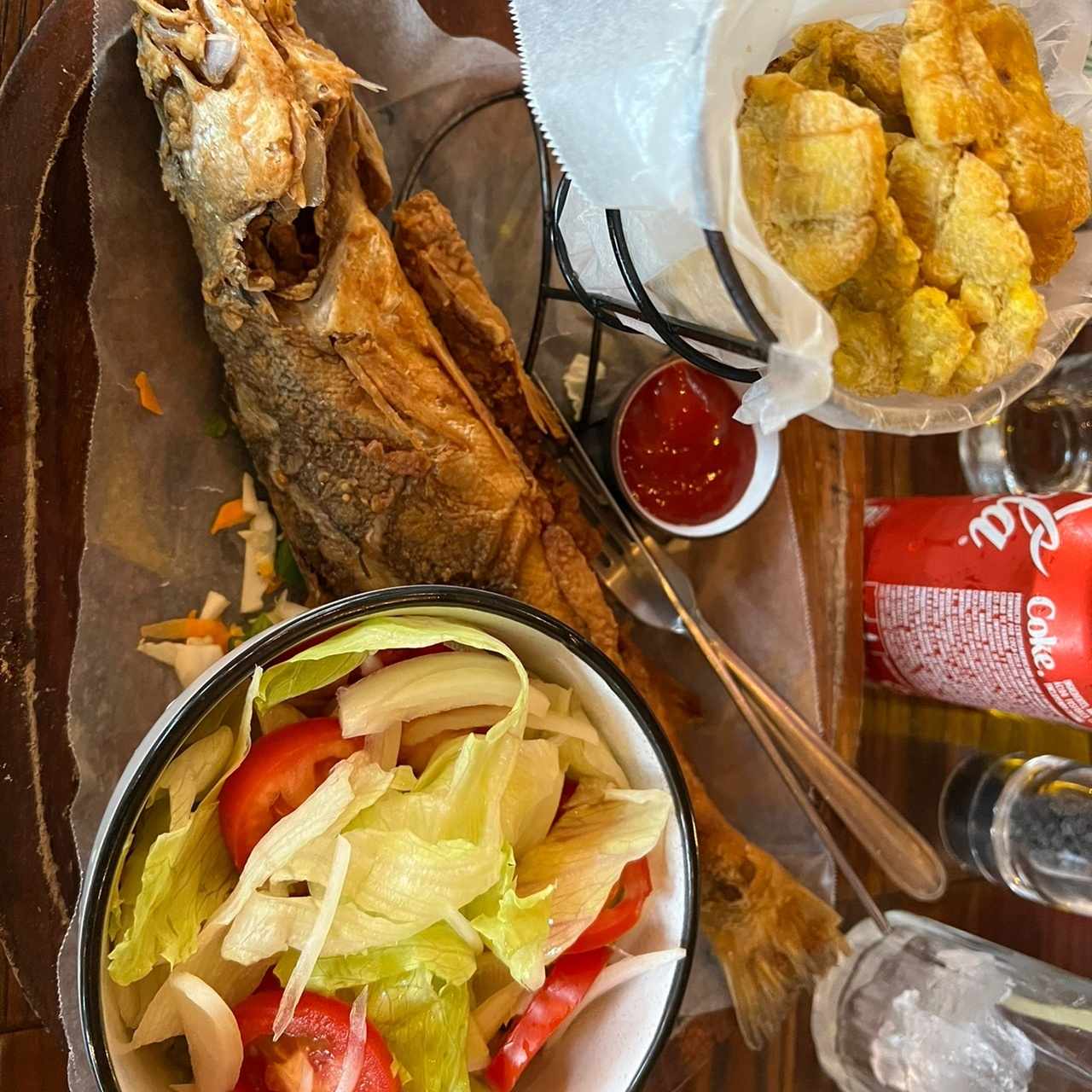 Pescado frito con patacones