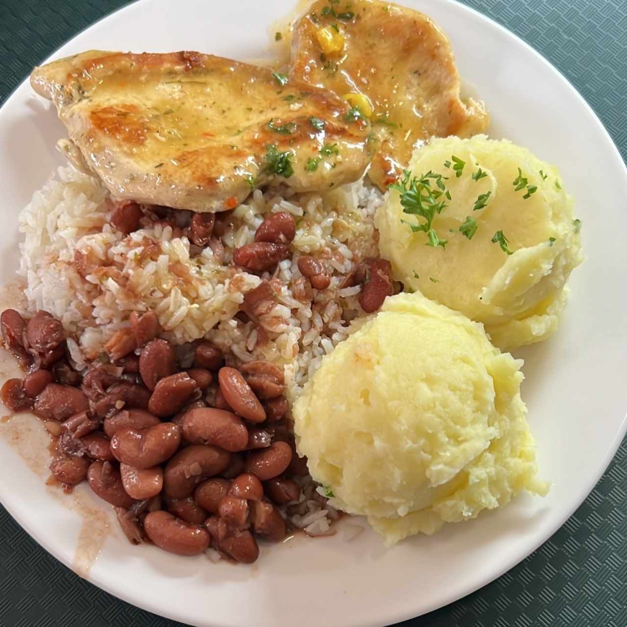 Areoz con porotos pollo a la plancha y pure de papas