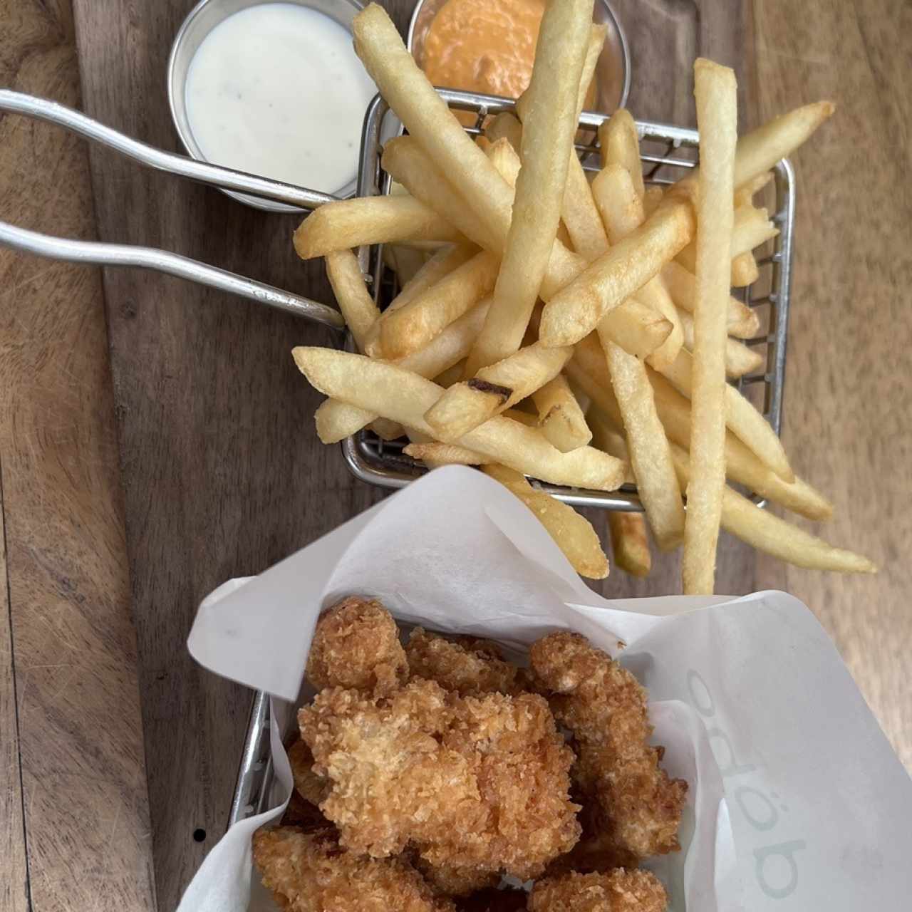 Chicken pops con papas fritas