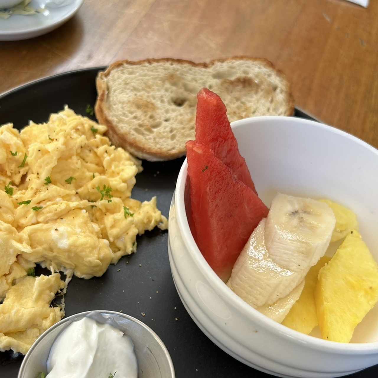 Huevos con tostada y fruta 