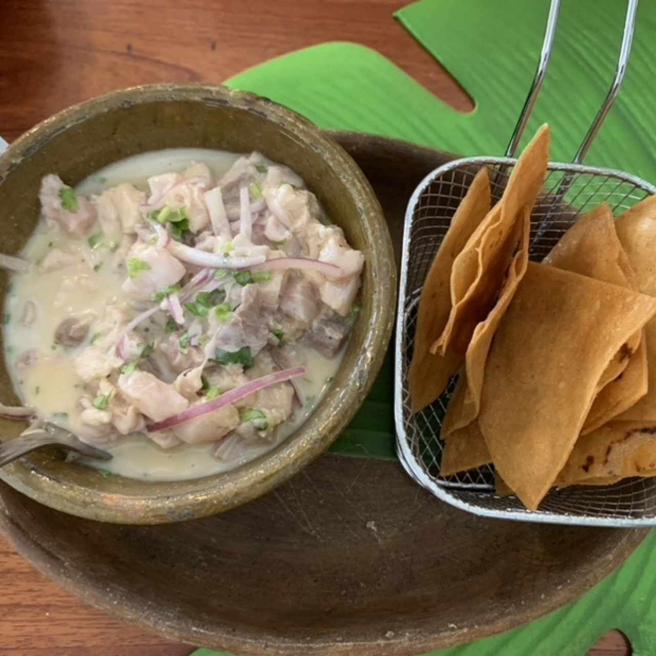 Ceviche de pescado en salsa de leche de coco y maracuya