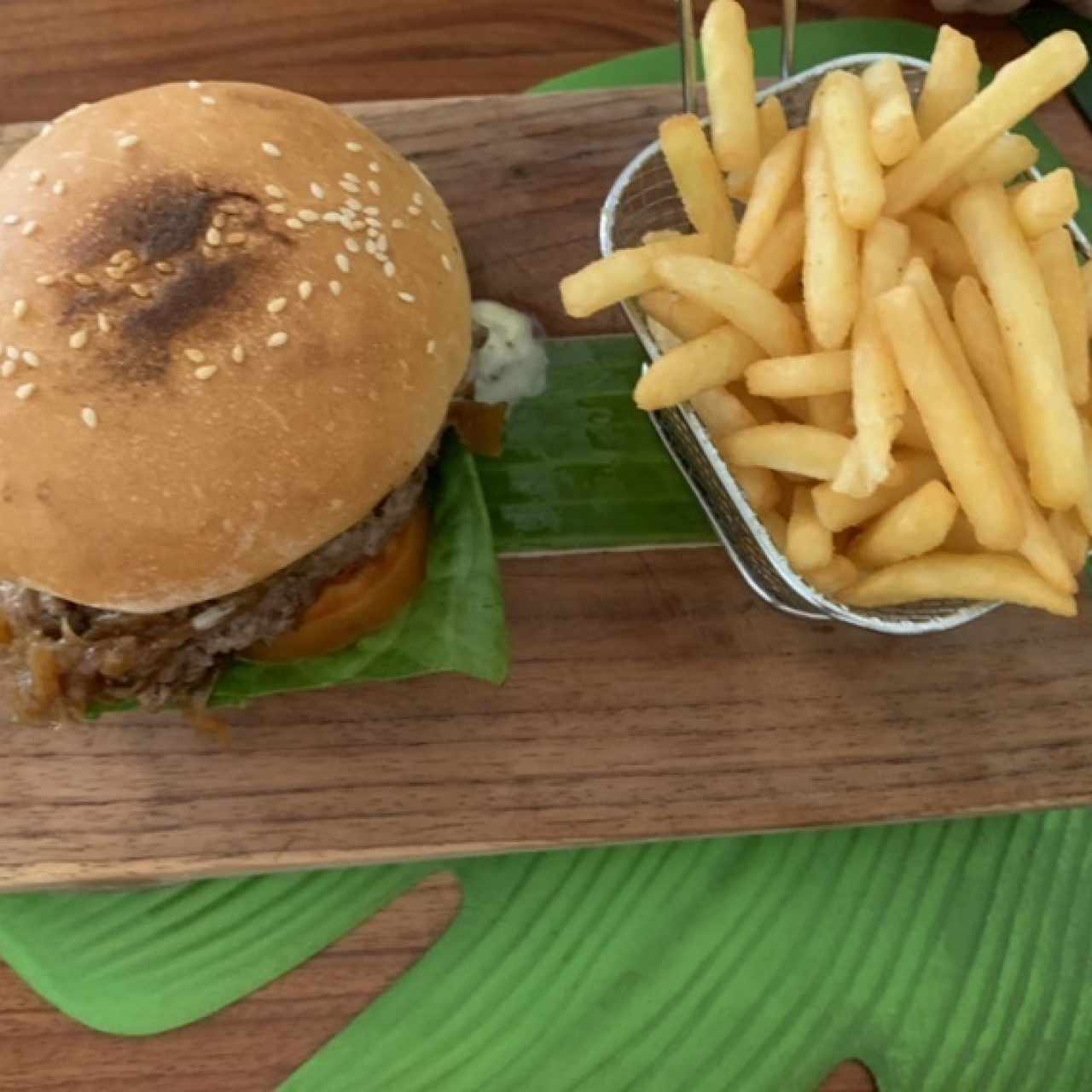 Hamburguesa con cebollas caramelizadas, queso azul y papas fritas