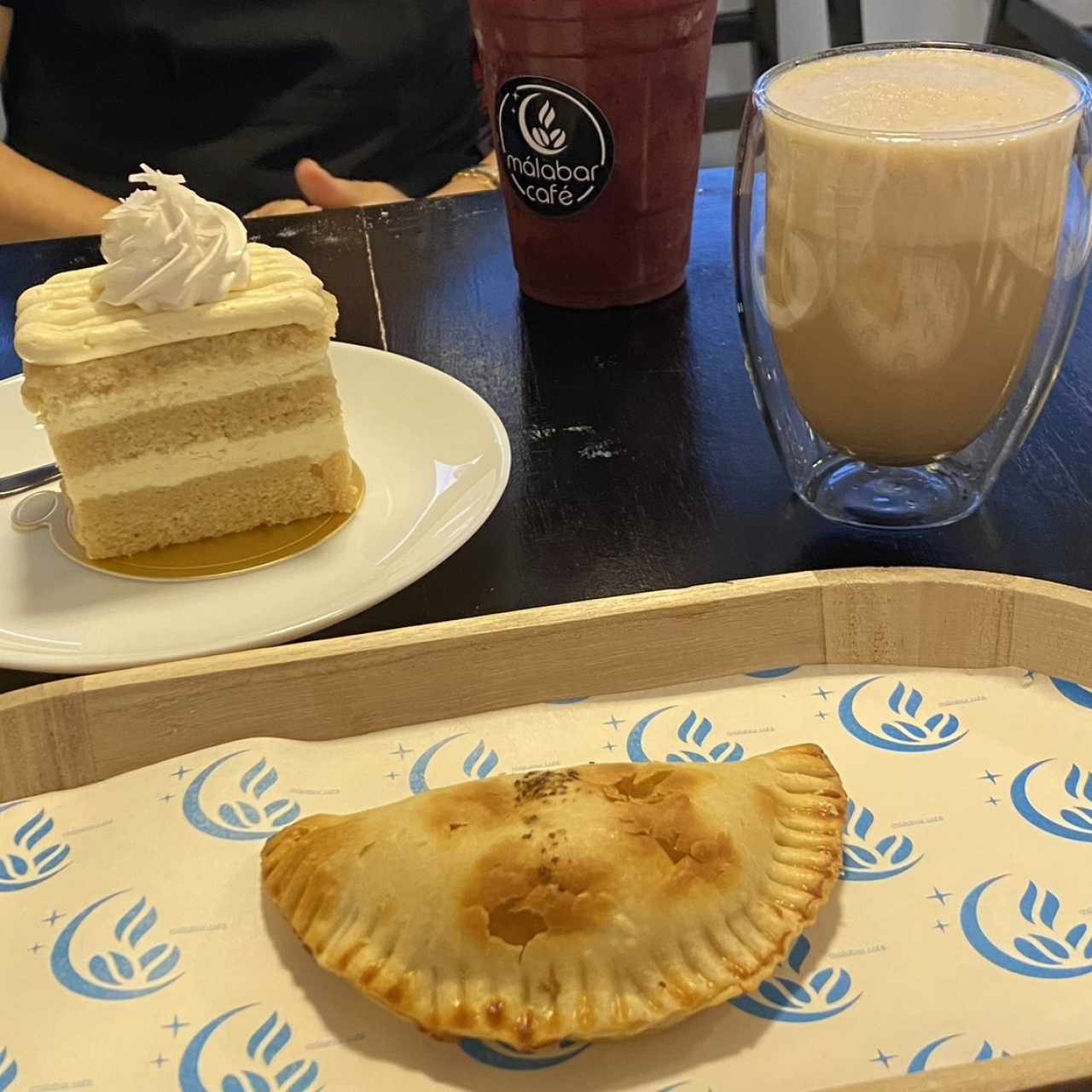 Empanada de caprese, capuchino de avellana, dulce de chocolate blanco y smoothie de frutos rojos 