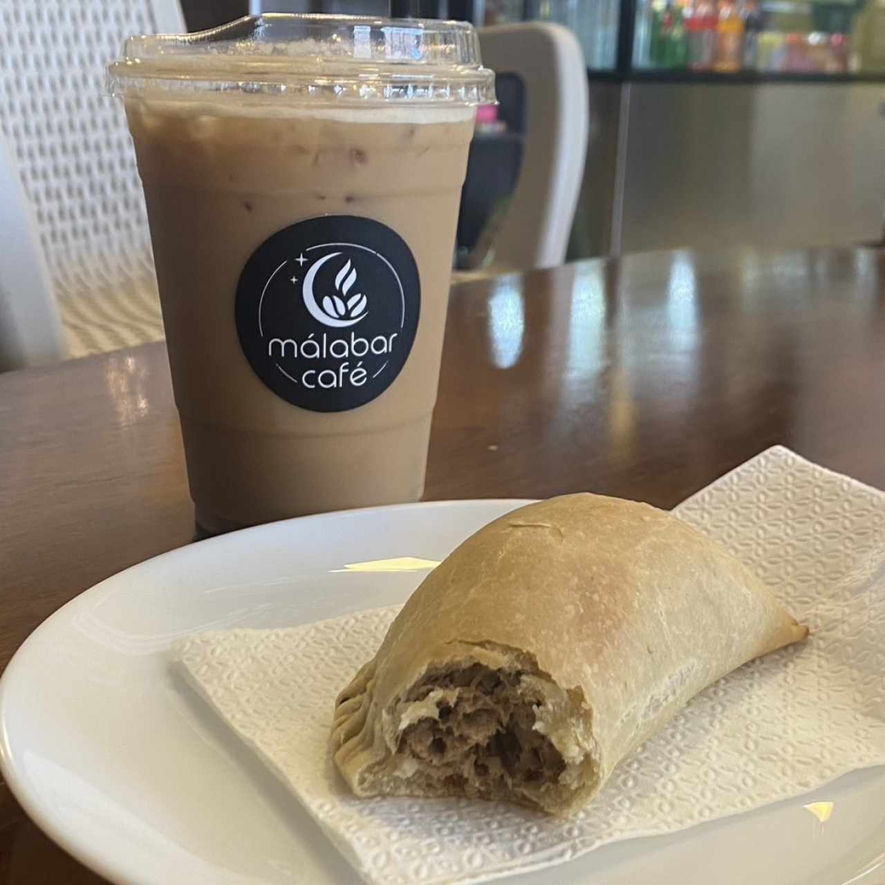 Empanada de ropa vieja y iced hazelnut latte 