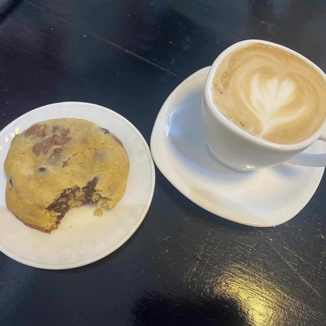 Capuchino y galleta de chocochips