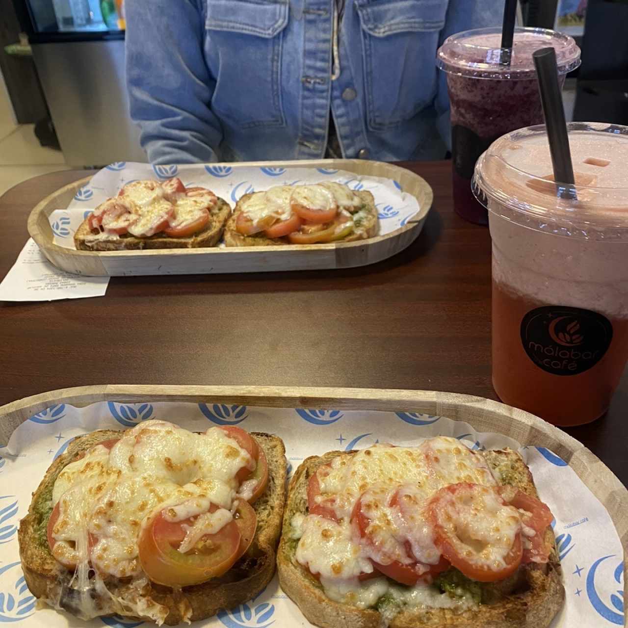 Bruschettas acompañadas con limonada de fresa y limonada de frutos rojos 