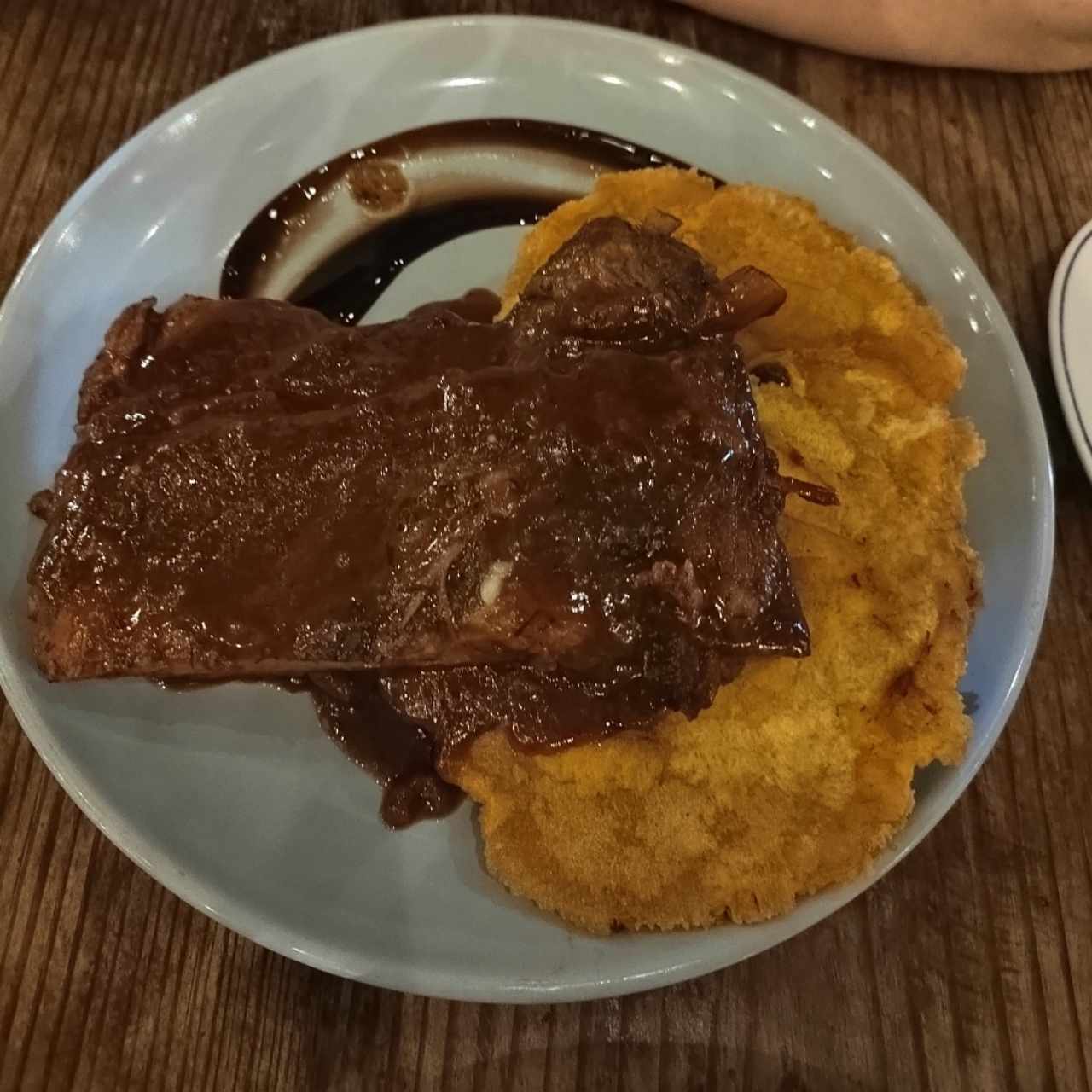 costillas de cerdo con patacones 