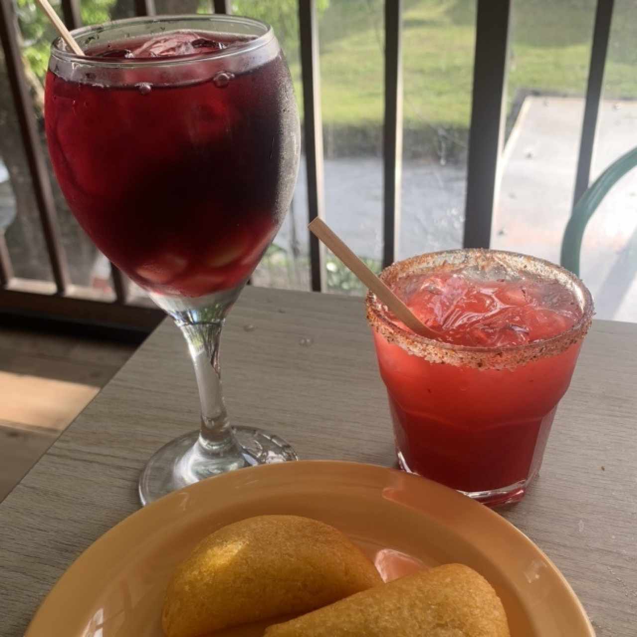 Sangría, margarita y empanaditas