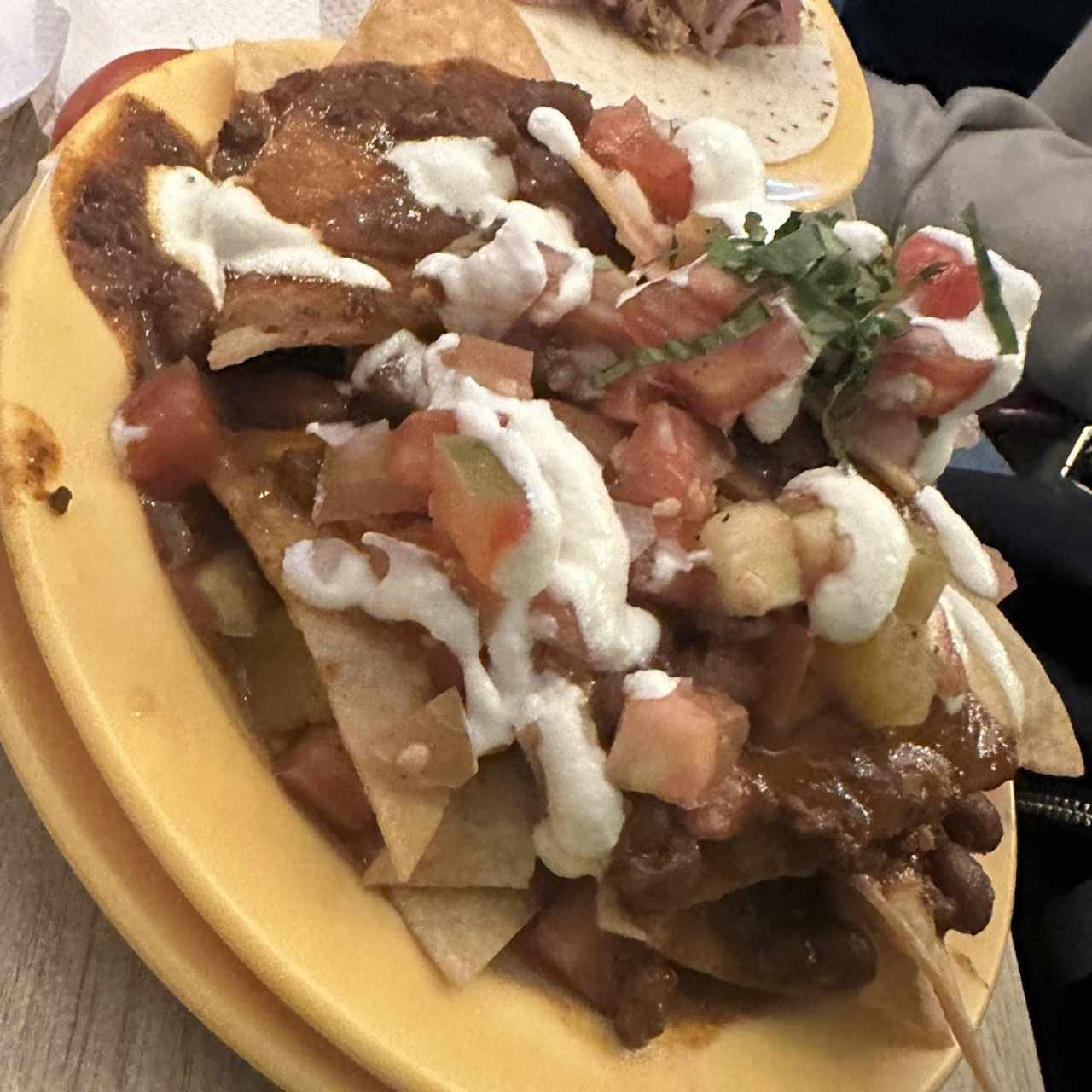 Nachos con chili con Carne,pico de gallo y crema agria
