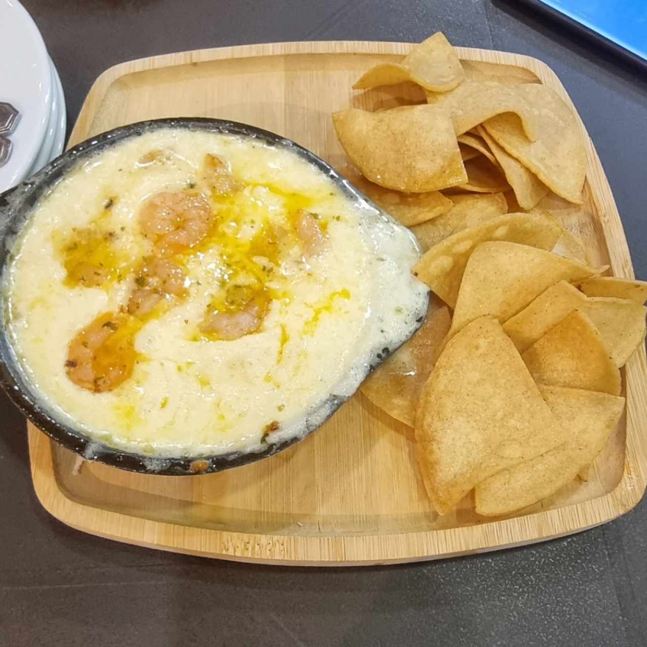 Queso fundido con camarones. 