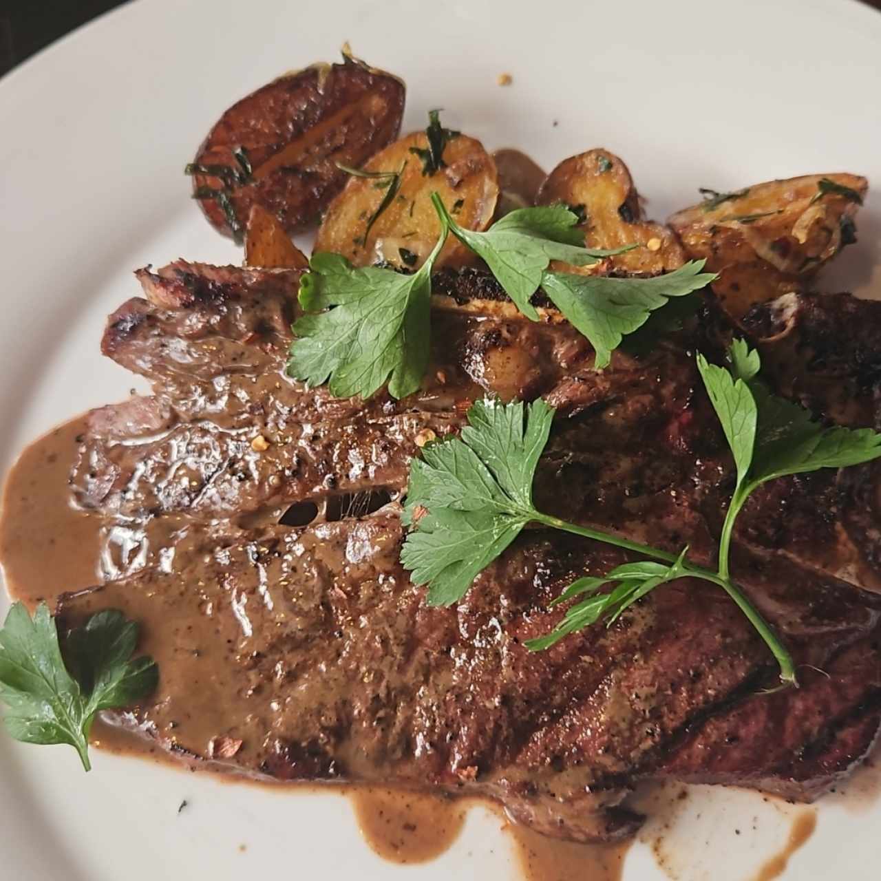 churrasco con papas salteadas. 