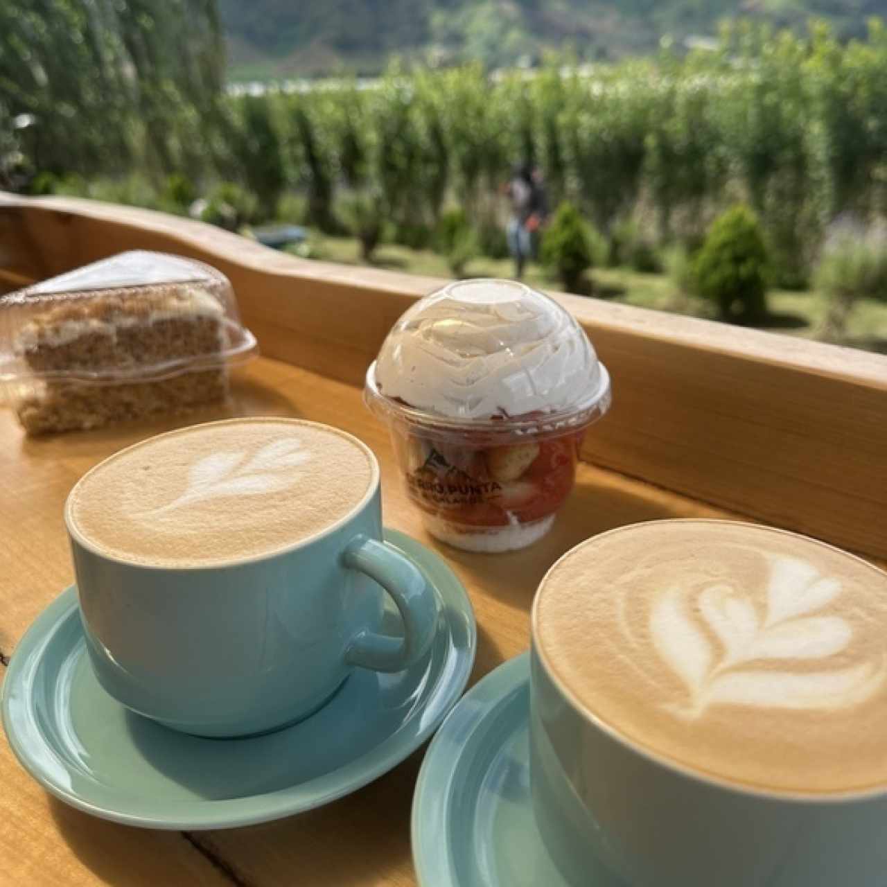 Cappuccino/ Carrot cake/ fresas con crema 