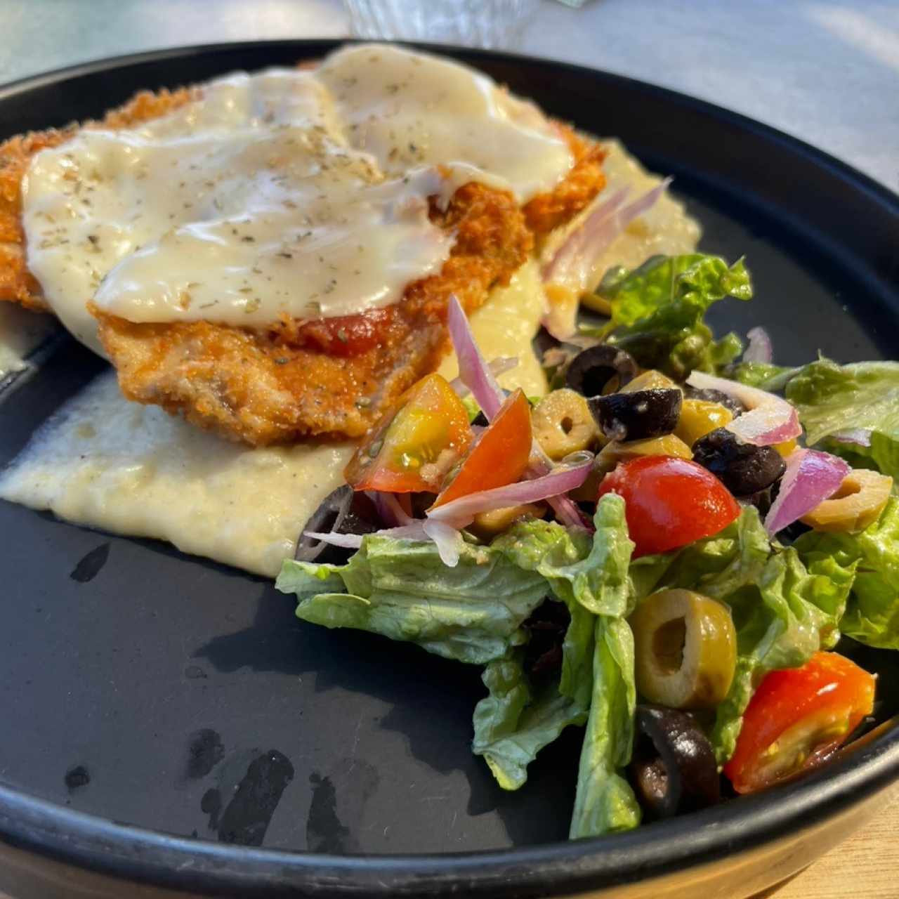 Milanesa de Pollo con puré y ensalada