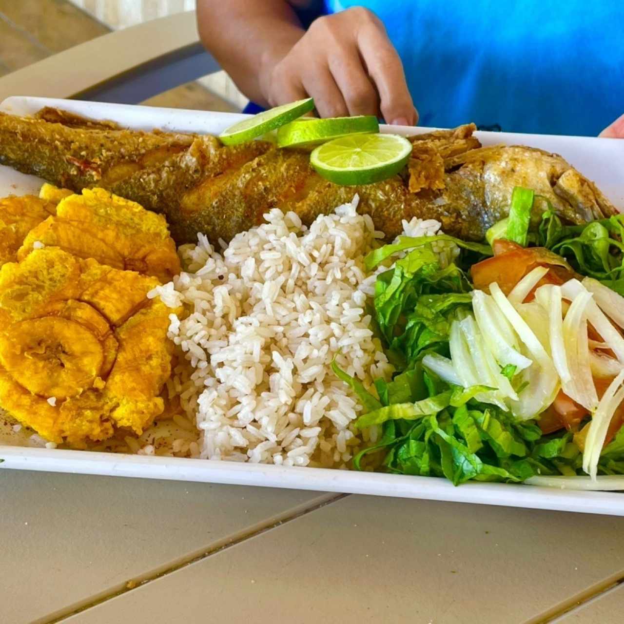 PESCADO ENTERO FRITO (Corvina) con  Arroz con Coco, Ensalada de Repollo y Plátano Maduro