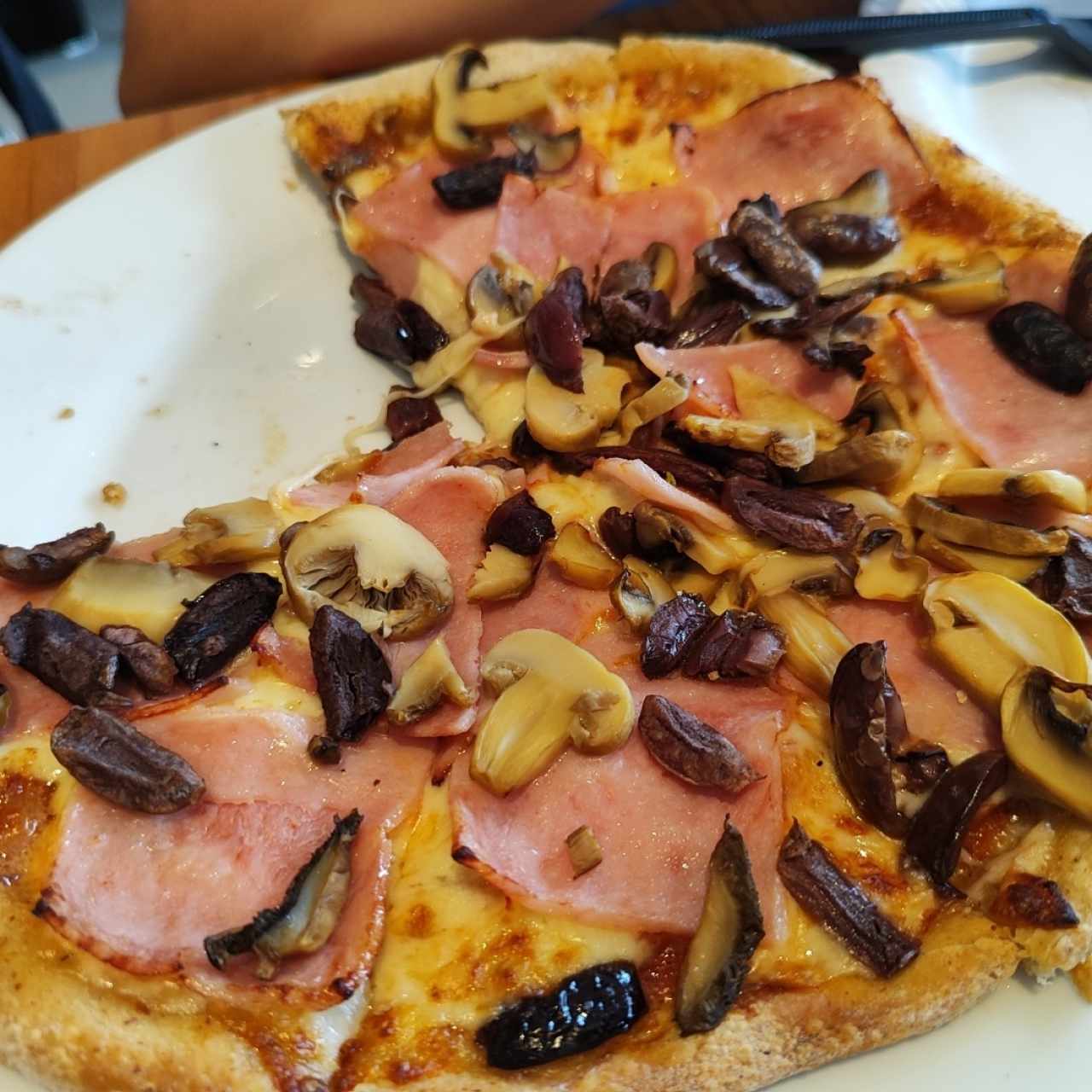 Pizza personal de jamón y hongos