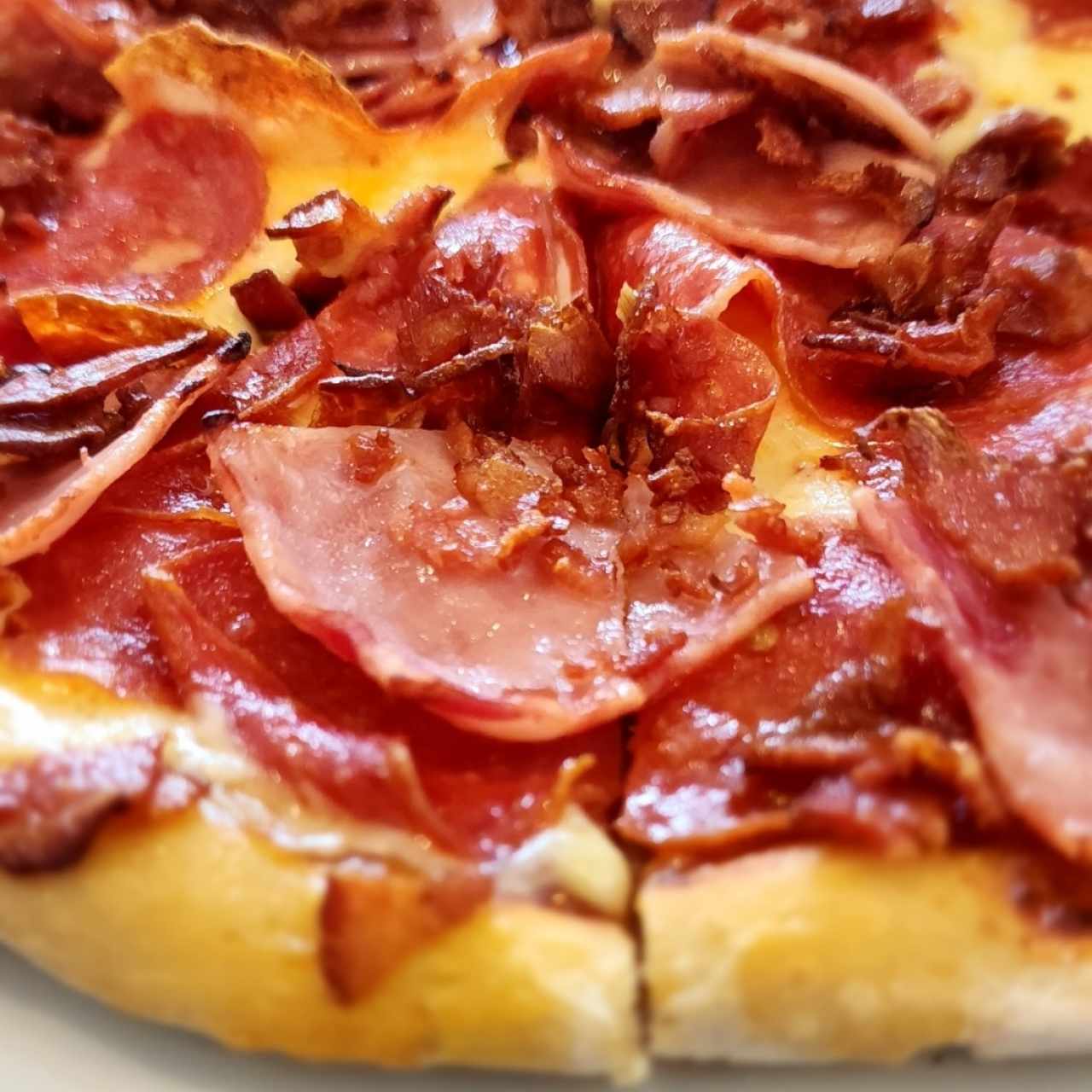 pizza de pepperoin bacon y jamon