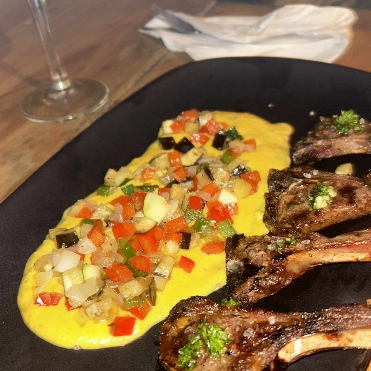 Chuletas de cordero con vegetales